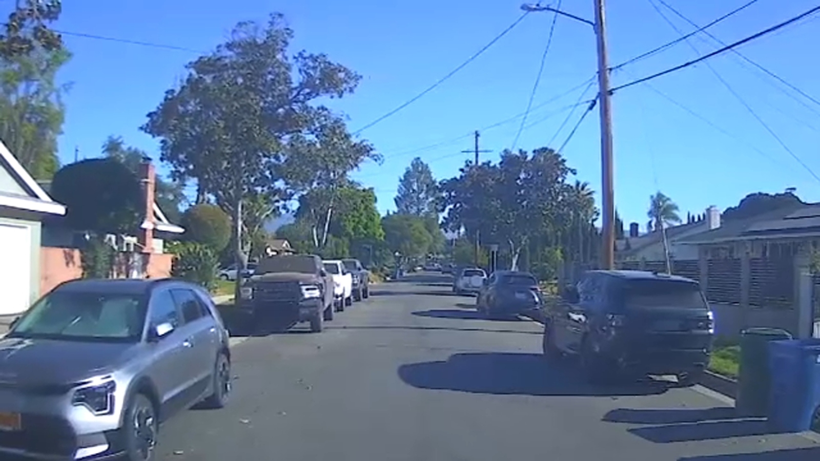 Teen girl jumps from moving car to escape attempted kidnapping in LA, police say