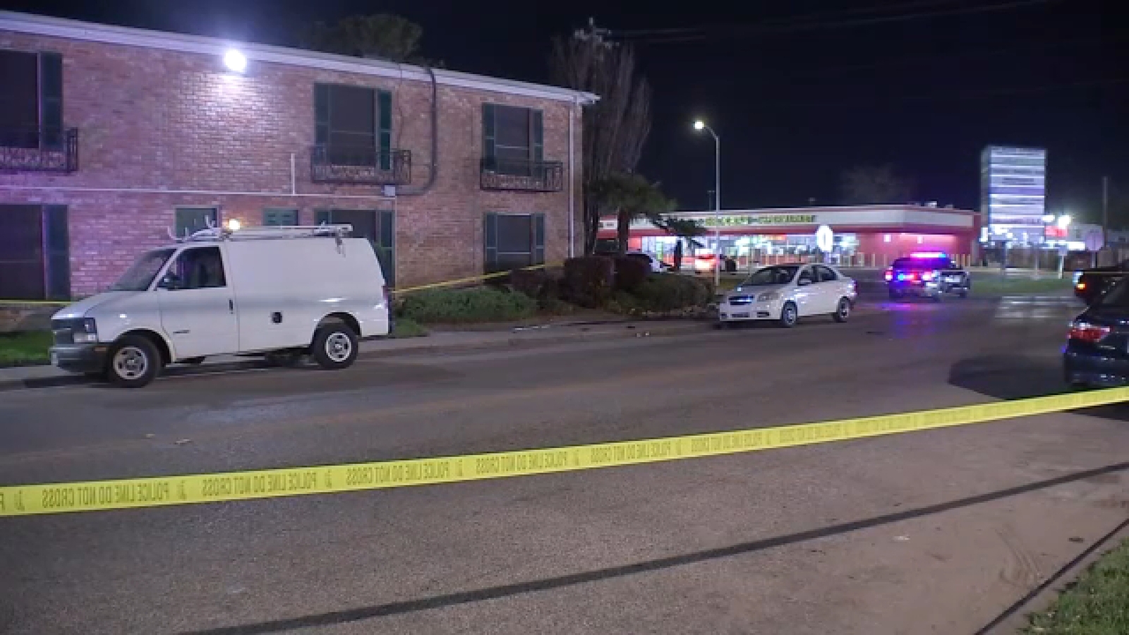 HPD searching for teenage suspects after 54-year-old man beaten for wallet in SW Houston, HPD says