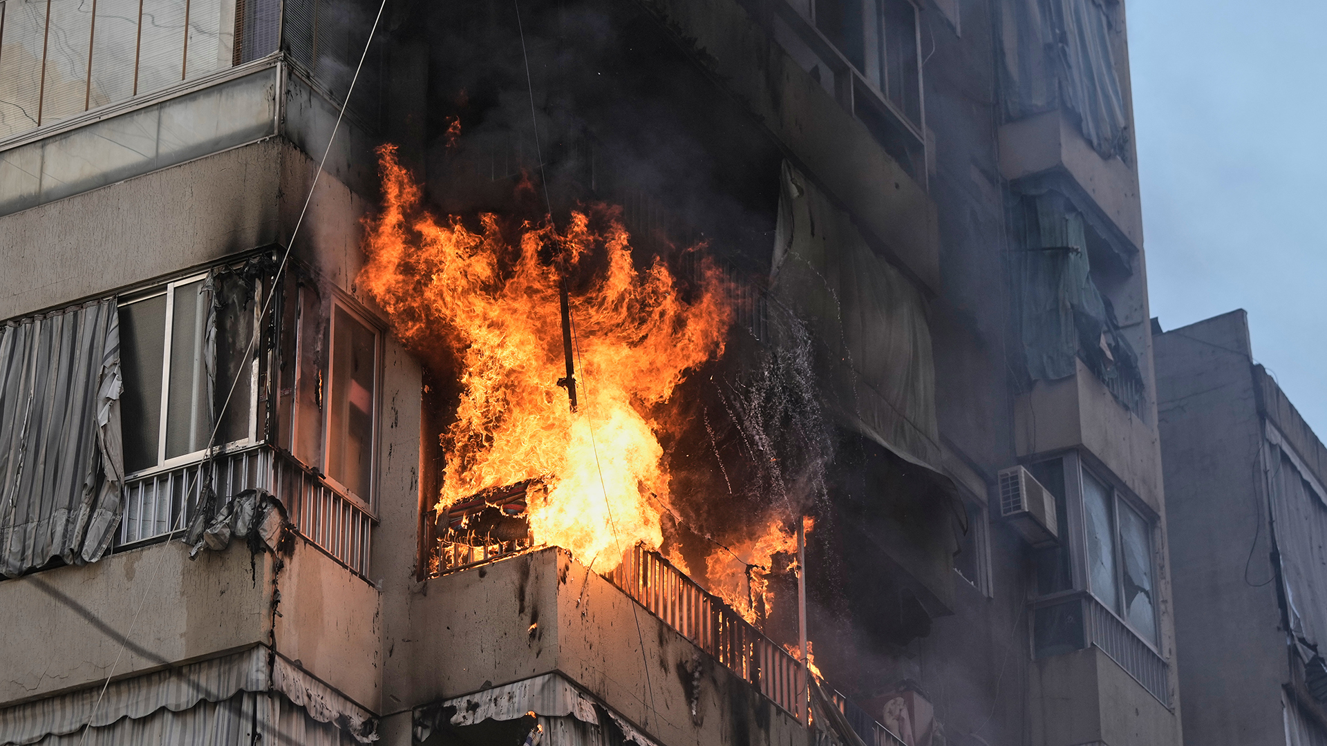 Llamas y humo salen de un edificio residencial tras un ataque israelí en el centro de Beirut, Líbano, el miércoles 18 de marzo de 2026. (AP Foto/Bilal Hussein)