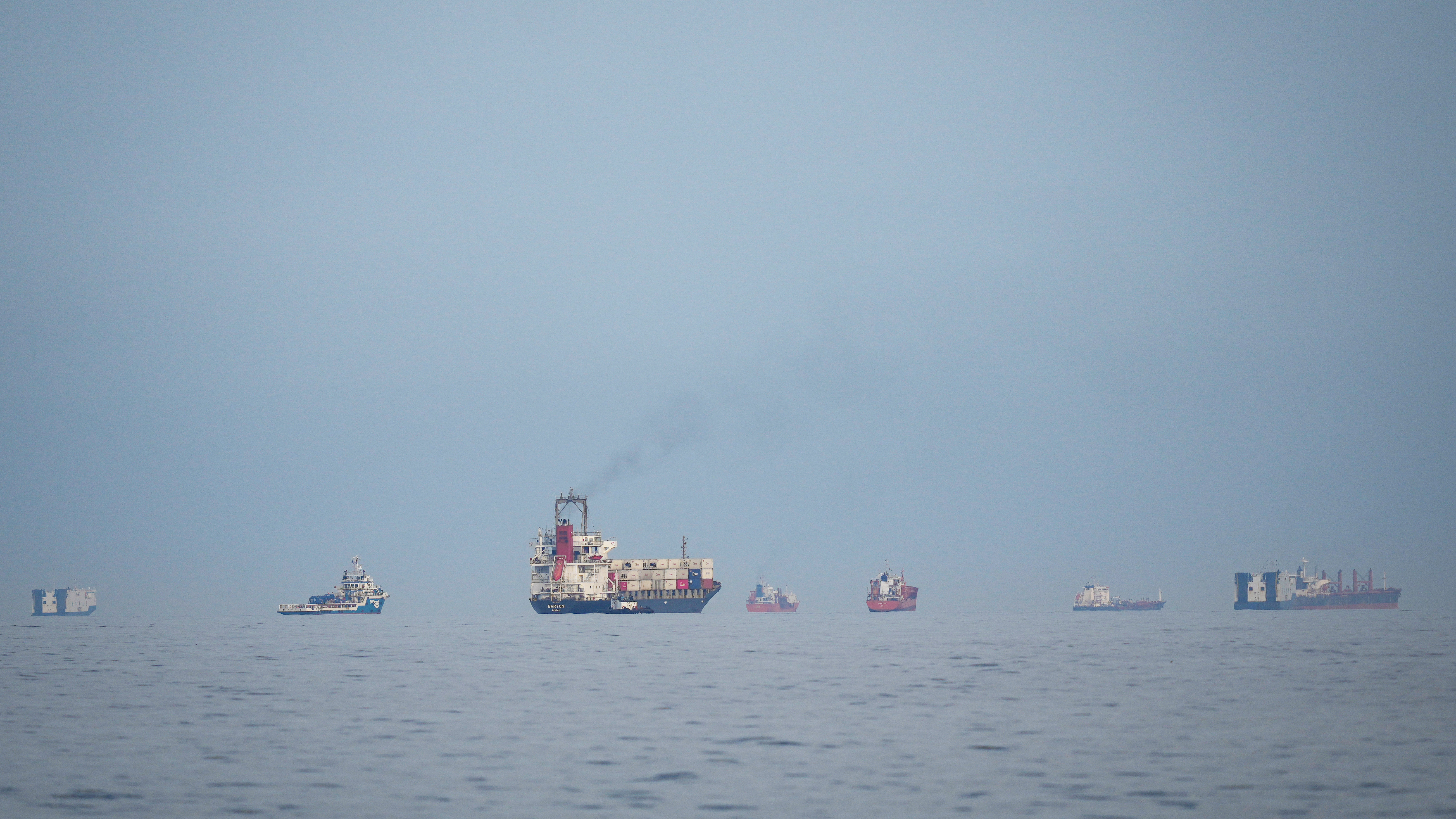 Petroleros y mercantes esperan en el estrecho de Ormuz vistos desde Khor Fakkan, Emiratos Árabes Unidos, el miércoles 11 de marzo de 2026. (AP Foto/Altaf Qadri)