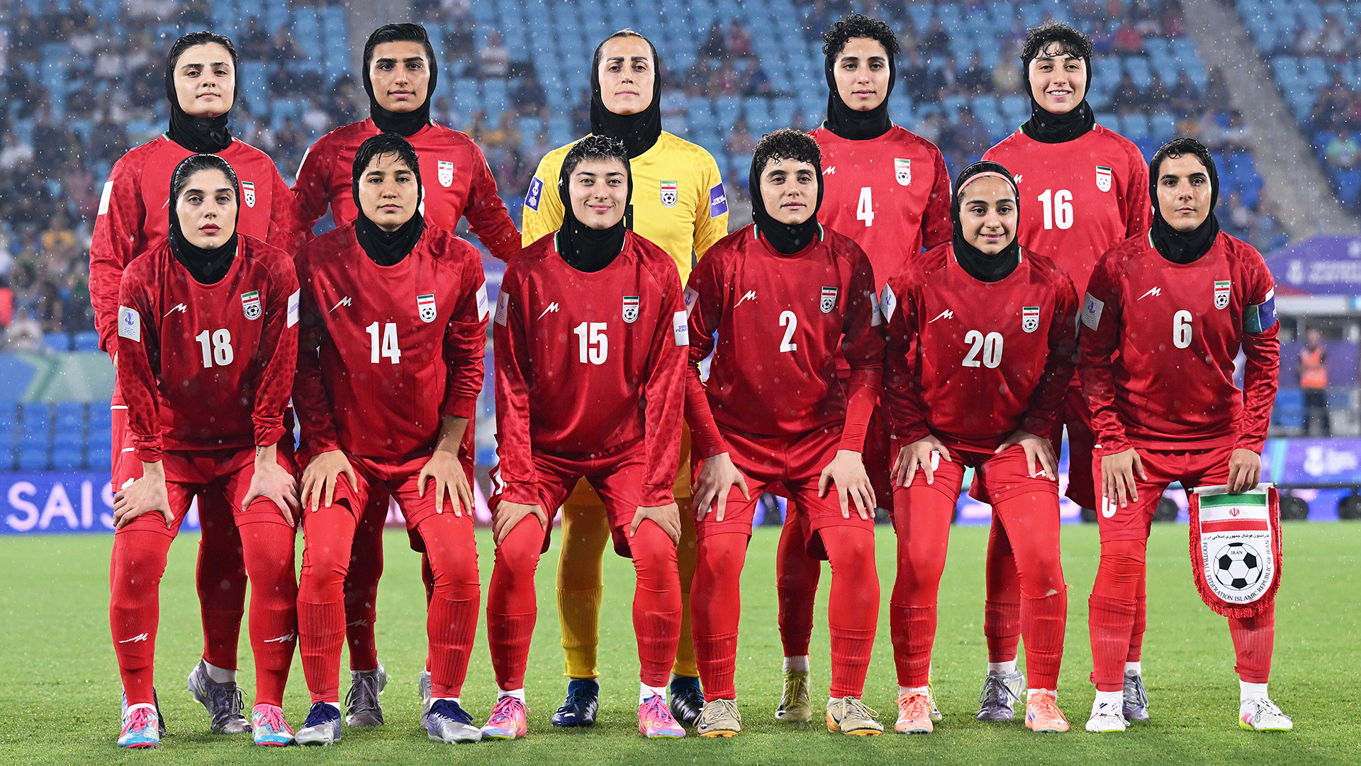 ARCHIVO - Jugadoras de Irán posan para una foto de equipo antes del juego de fútbol de la Copa Asiática Femenina entre Irán y Filipinas en Robina, Australia, el 8 de marzo de 2026.