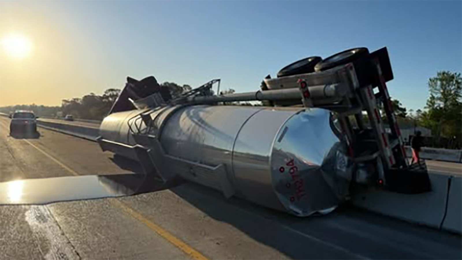 Rollover big rig crash shuts down I-10 near Hwy 61, Chambers County Sheriff's Office says