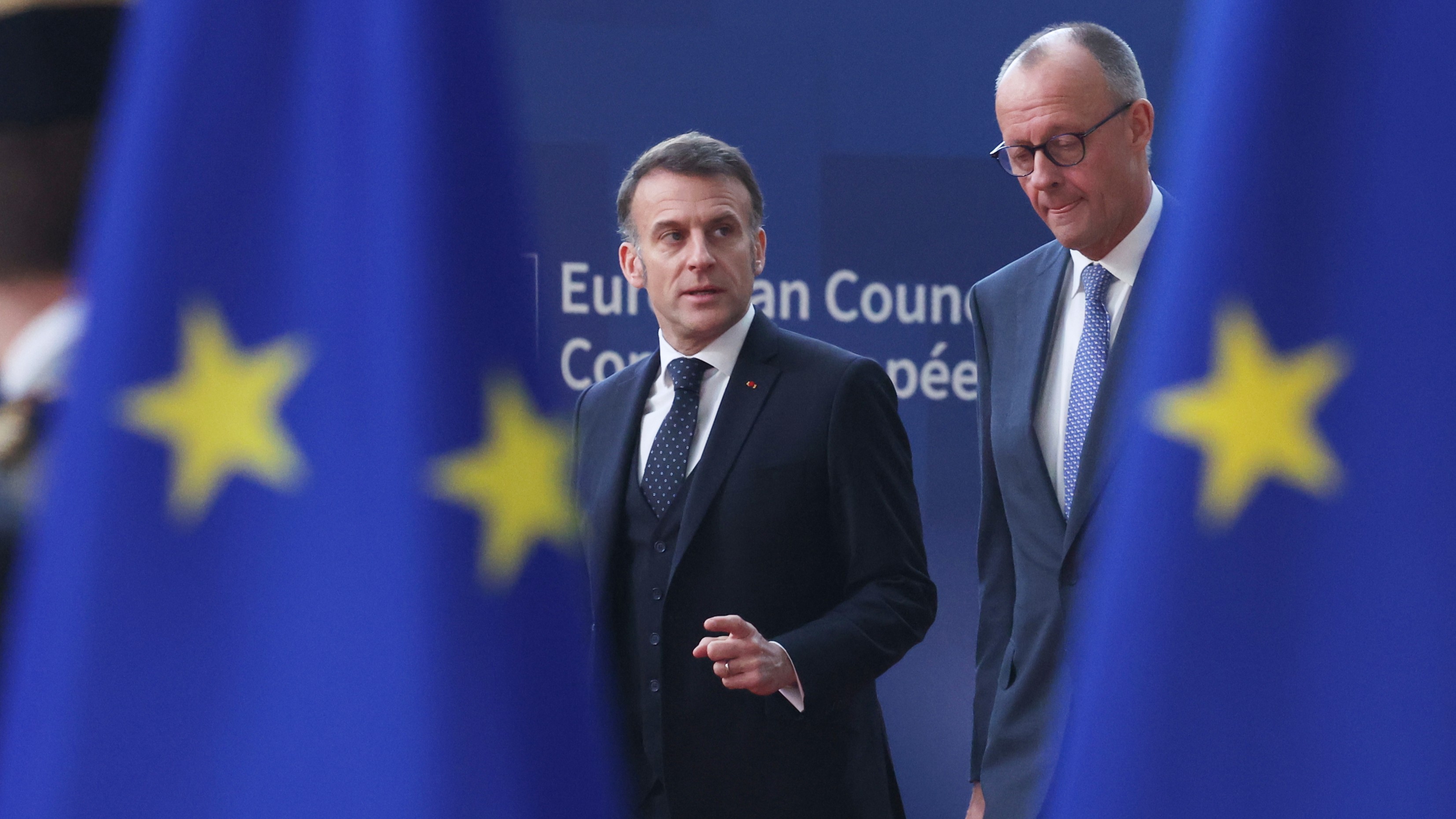 El canciller de Alemania, Friedrich Merz, a la derecha, y el presidente de Francia, Emmanuel Macron, caminan juntos para la cumbre de la UE en Bruselas, el 19 de marzo de 2026.