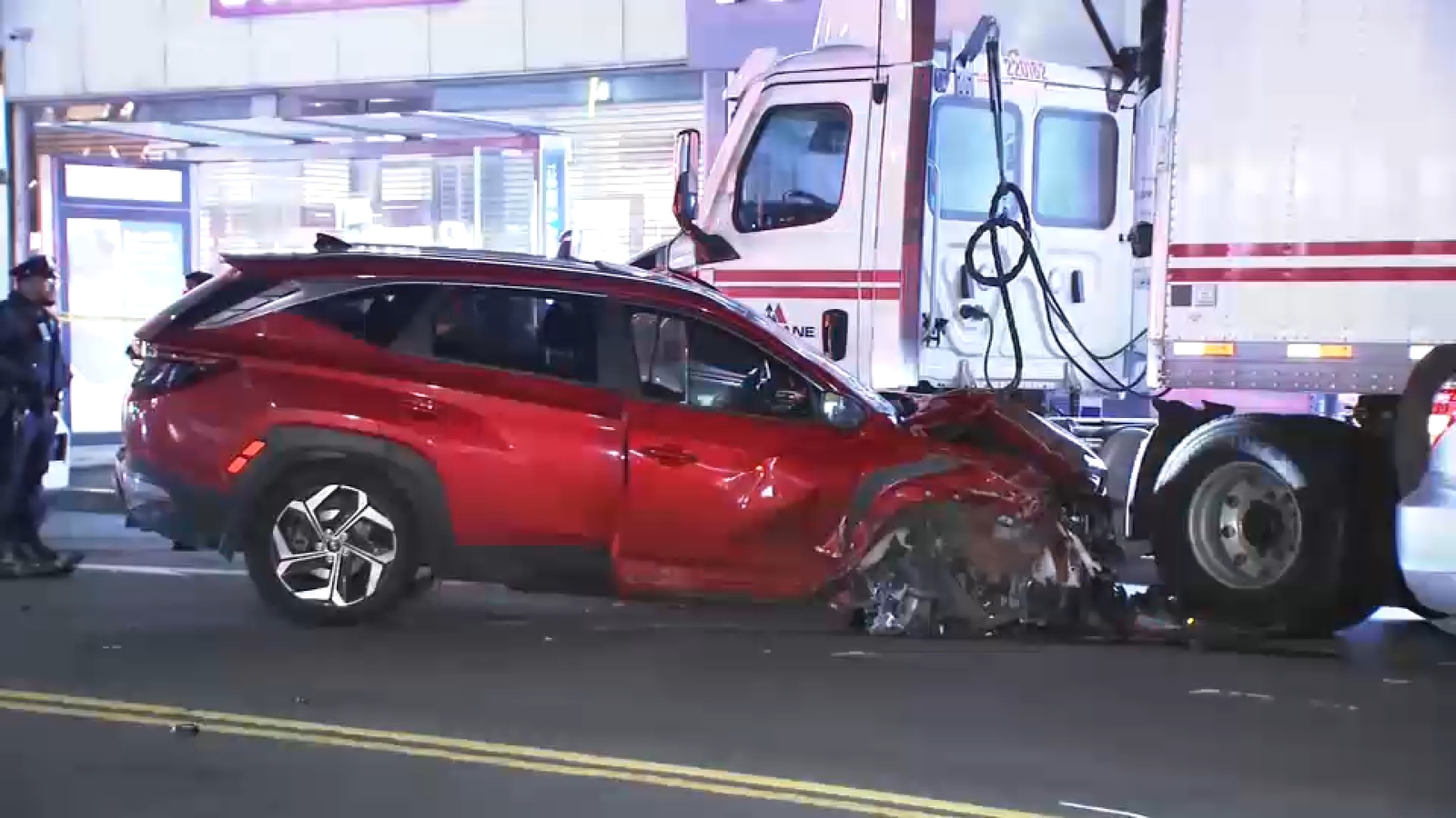 हार्लेम के अपोलो थिएटर के पास ड्राइवर ने साइकिल चालकों को टक्कर मार दी, जिससे 1 की मौत हो गई और एक अन्य घायल हो गया