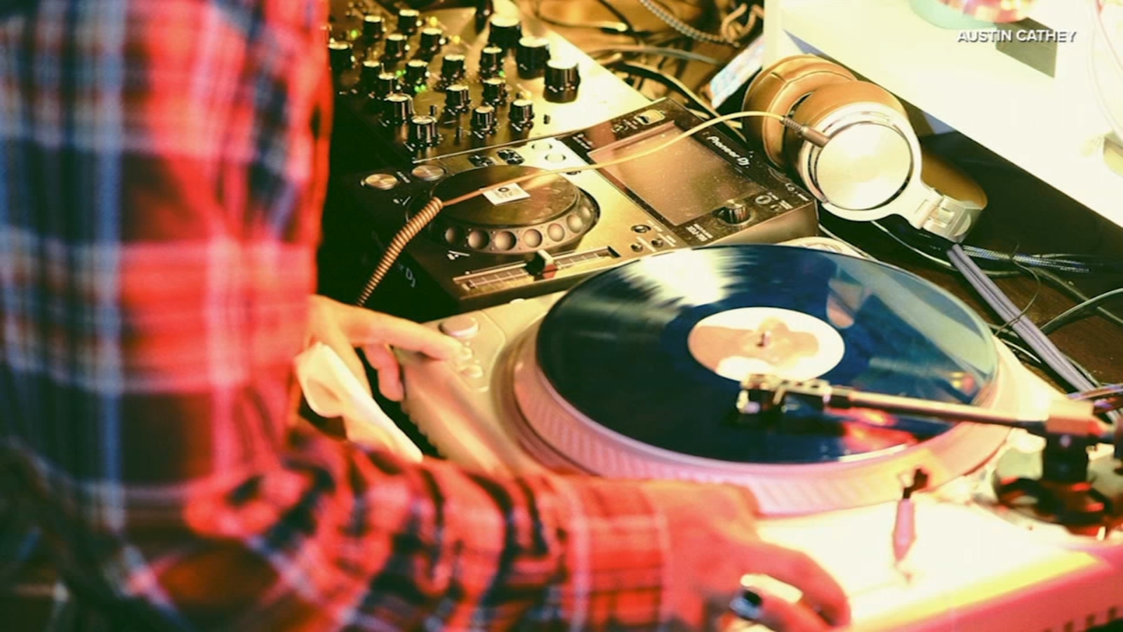 Vinyl Collectiv hosts 'Bring a Record, Catch a Vibe' at small businesses and record stores