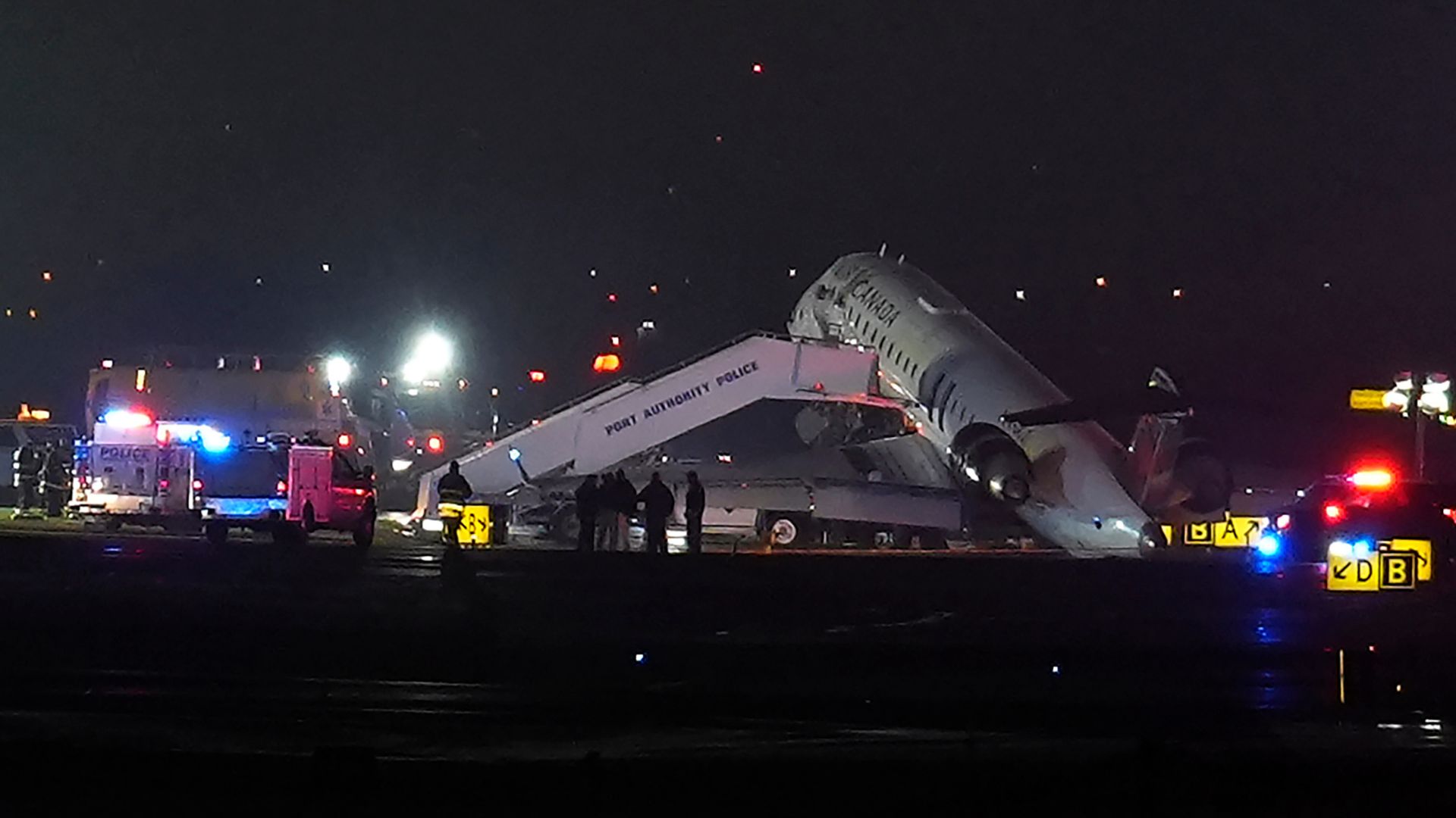 lga nyc air canada runway collision