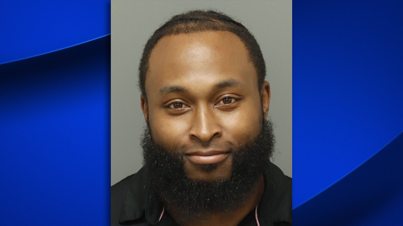 Hombre acusado de hacerse pasar por oficial de la ley, dicen la policía de Raleigh.