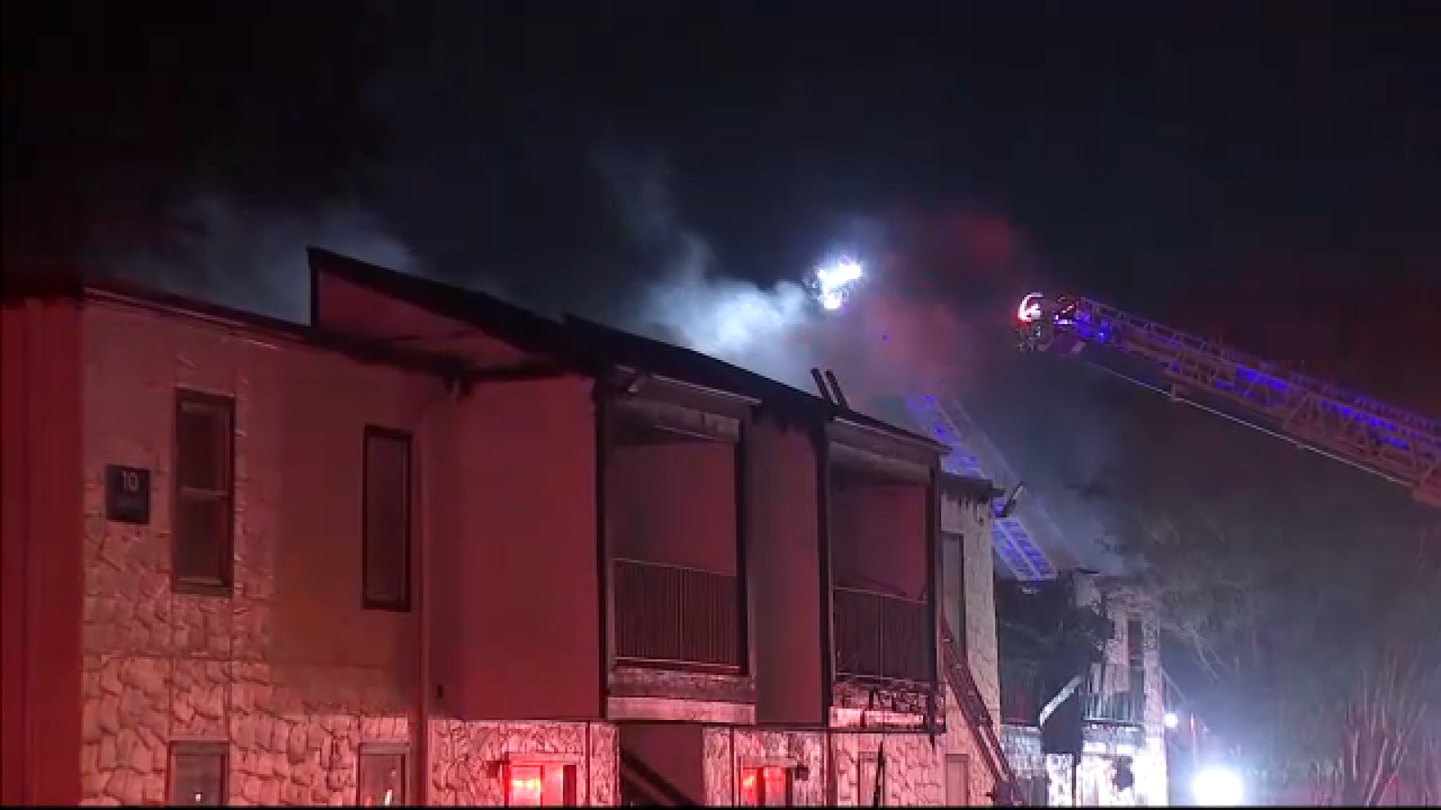 Crews battle large fire at northwest Houston apartment complex