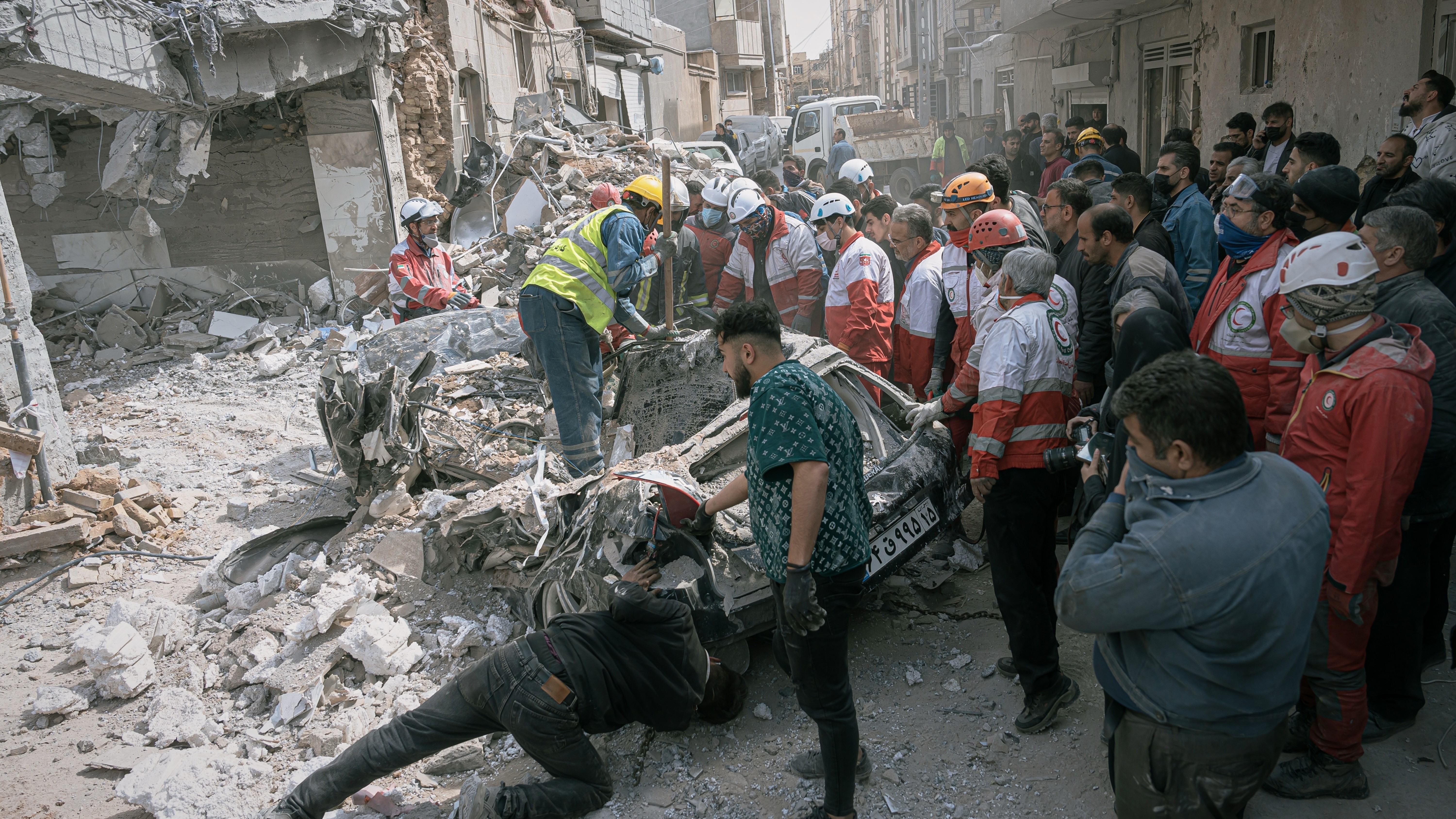 Equipos de emergencias inspeccionan un auto destruido, en el noroeste de Irán, el 24 de marzo de 2026. (AP Foto/Matin Hashemi)