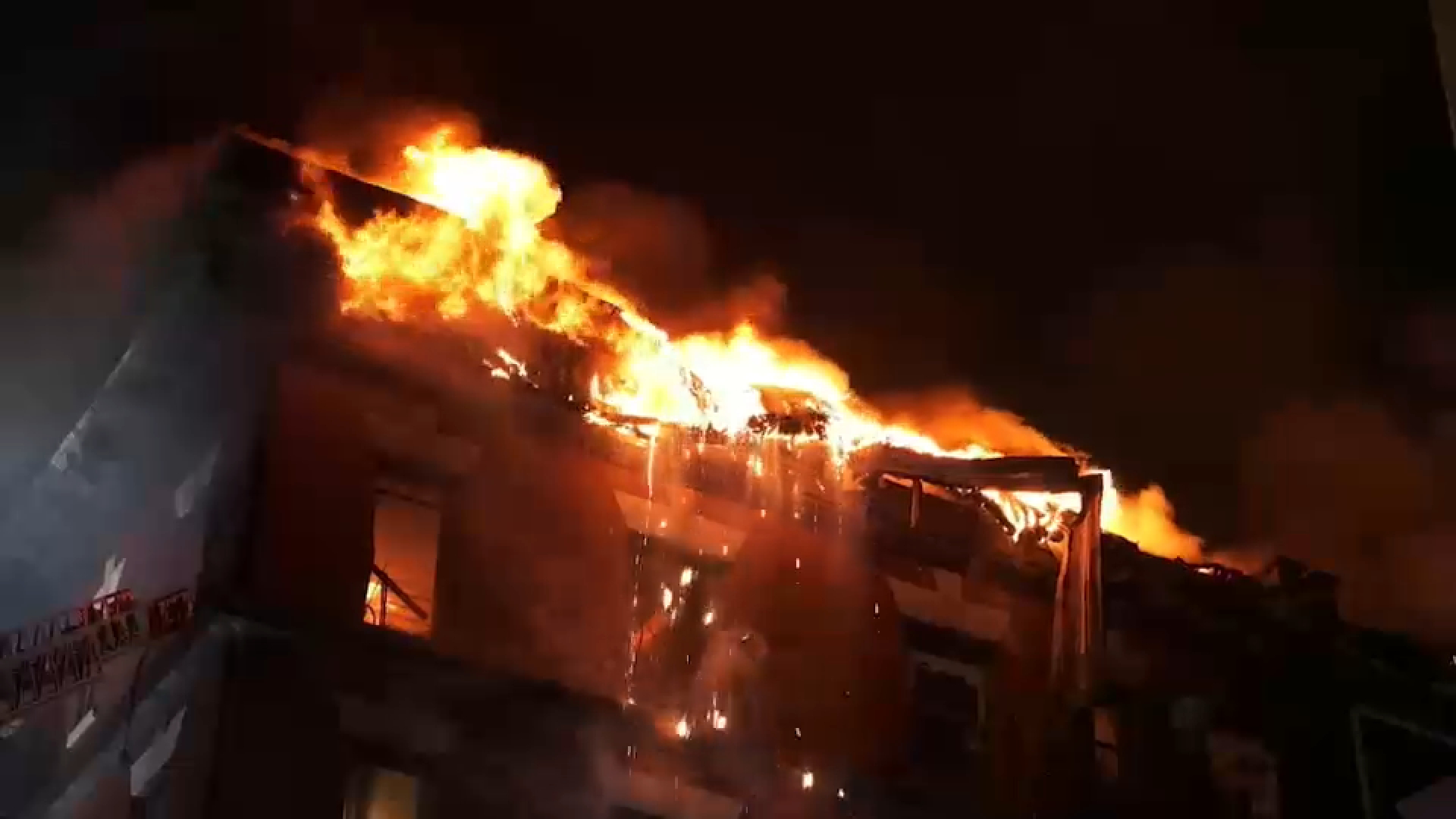 1 person dead, dozens displaced after Bronx apartment fire