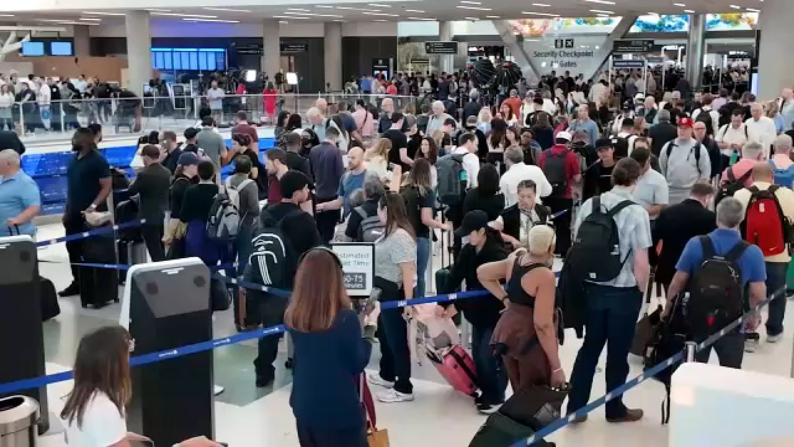 President Trump says he will sign emergency order to pay TSA agents amid long airport lines