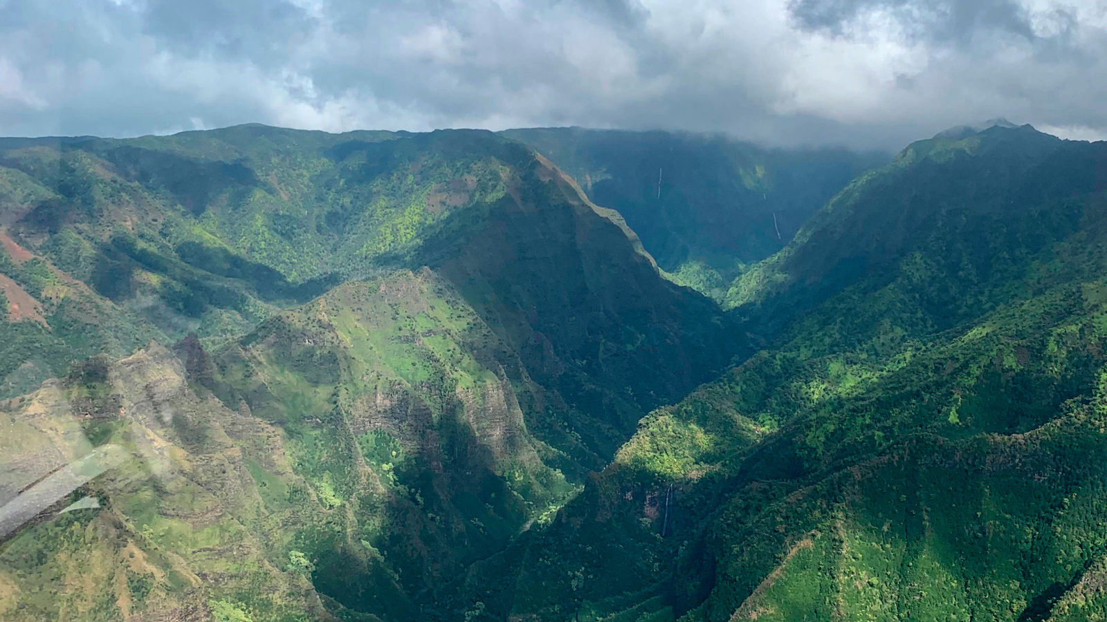 3 killed in tourist helicopter crash on the Hawaiian island of Kauai