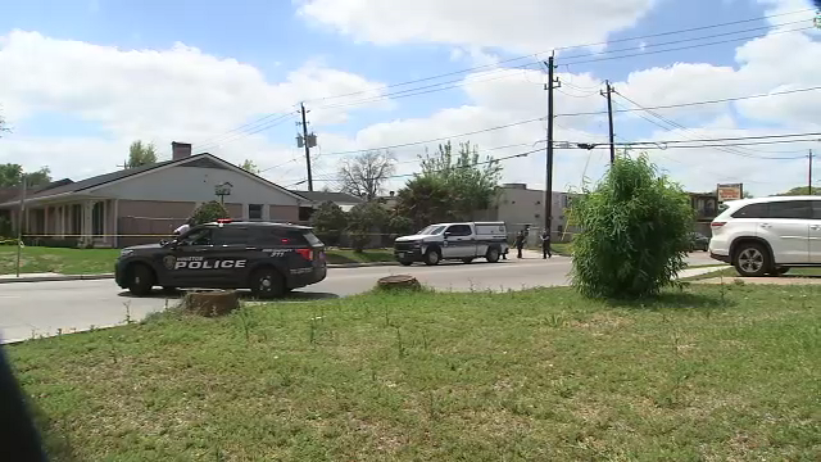 Suspect on the run after man shot to death in southeast Houston, police say