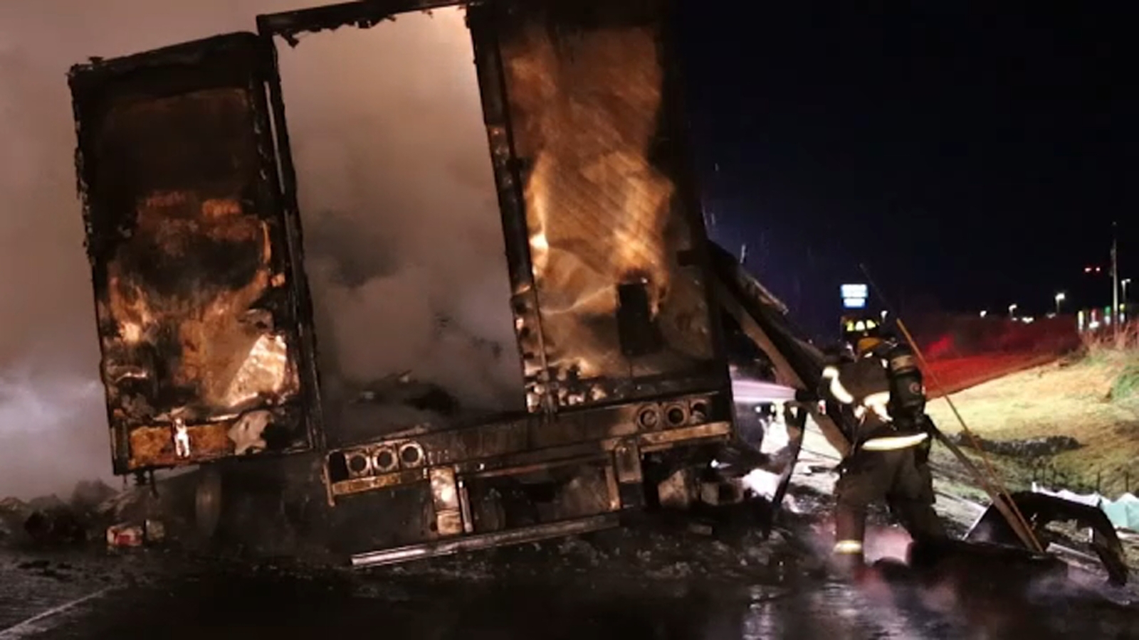 Πυρκαγιά τρακτέρ-ρυμουλκούμενου κλείνει μέρος του I-95 N κοντά στο Dunn