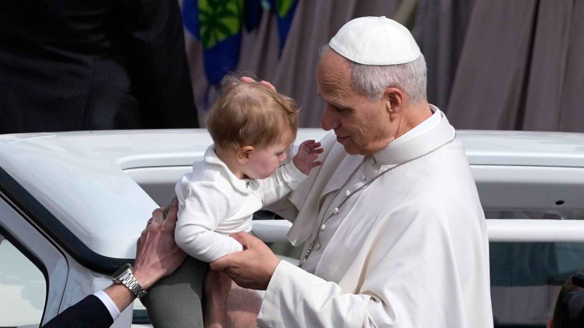 Papa Leone XIV accarezza un bambino dopo aver presieduto la messa in Piazza San Pietro in Vaticano nella Domenica delle Palme, 29 marzo 2026.