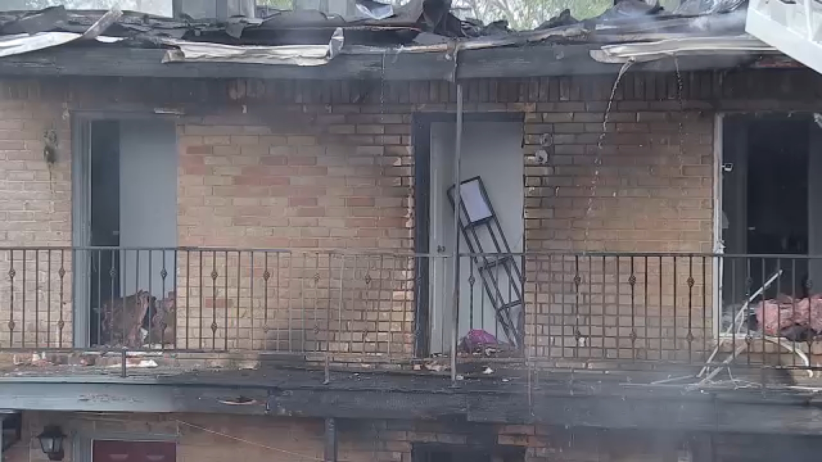 'Everything went up in flames': Residents escape damaging southwest Houston apartment fire