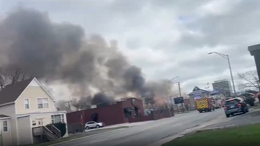 قال مسؤولون إن رجال الإطفاء يكافحون حريقًا كبيرًا في مبنى شركة البليت في مايوود