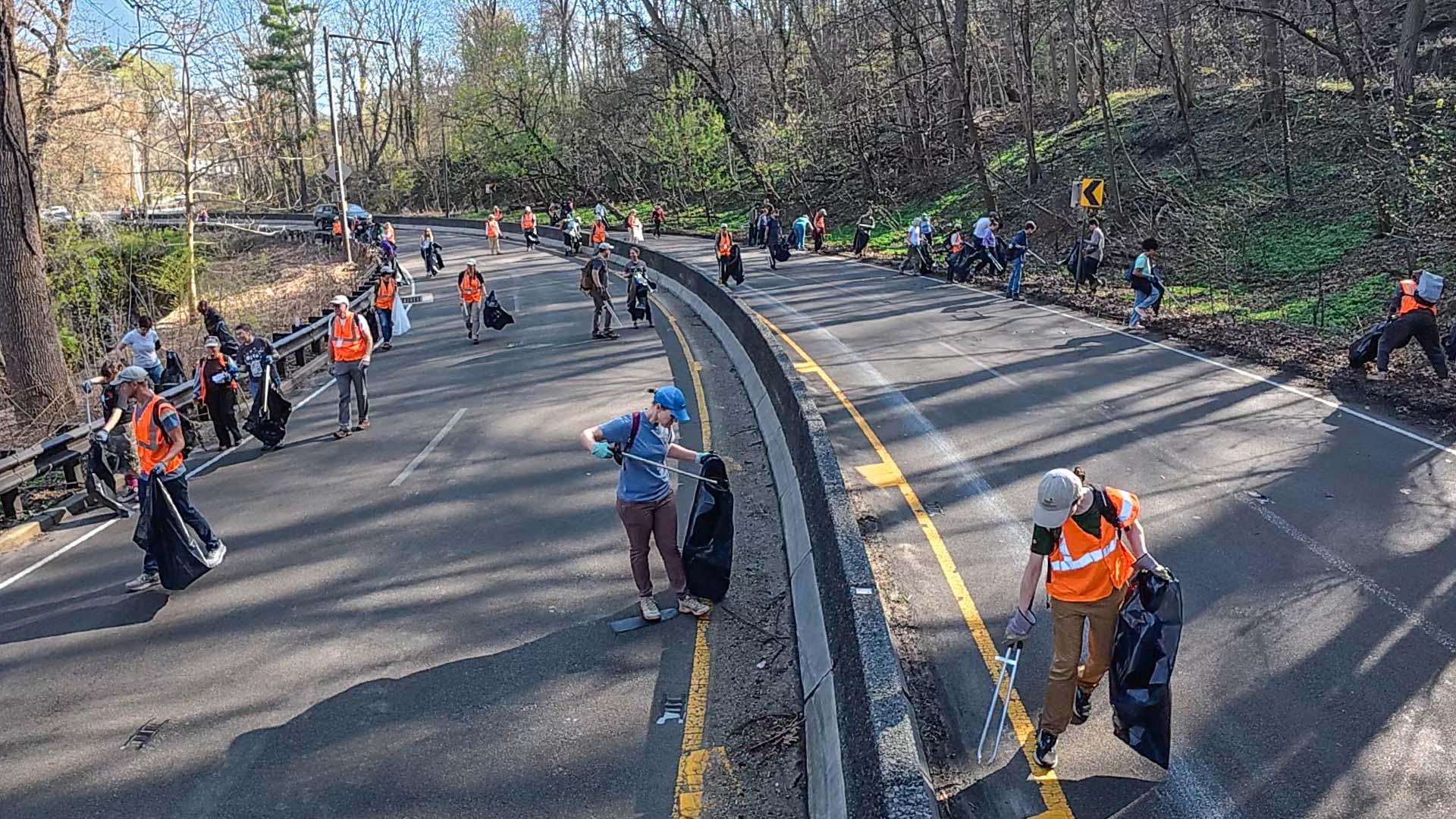 100+ volunteers clear trash off Lincoln Drive in Philadelphia