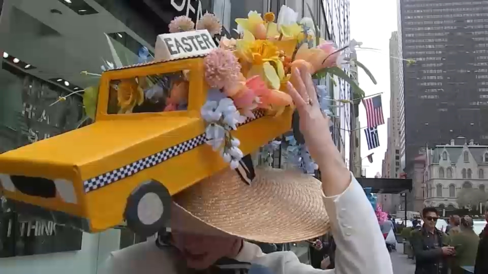 Los sombreros creativos toman el escenario en el desfile de Pascua en Midtown