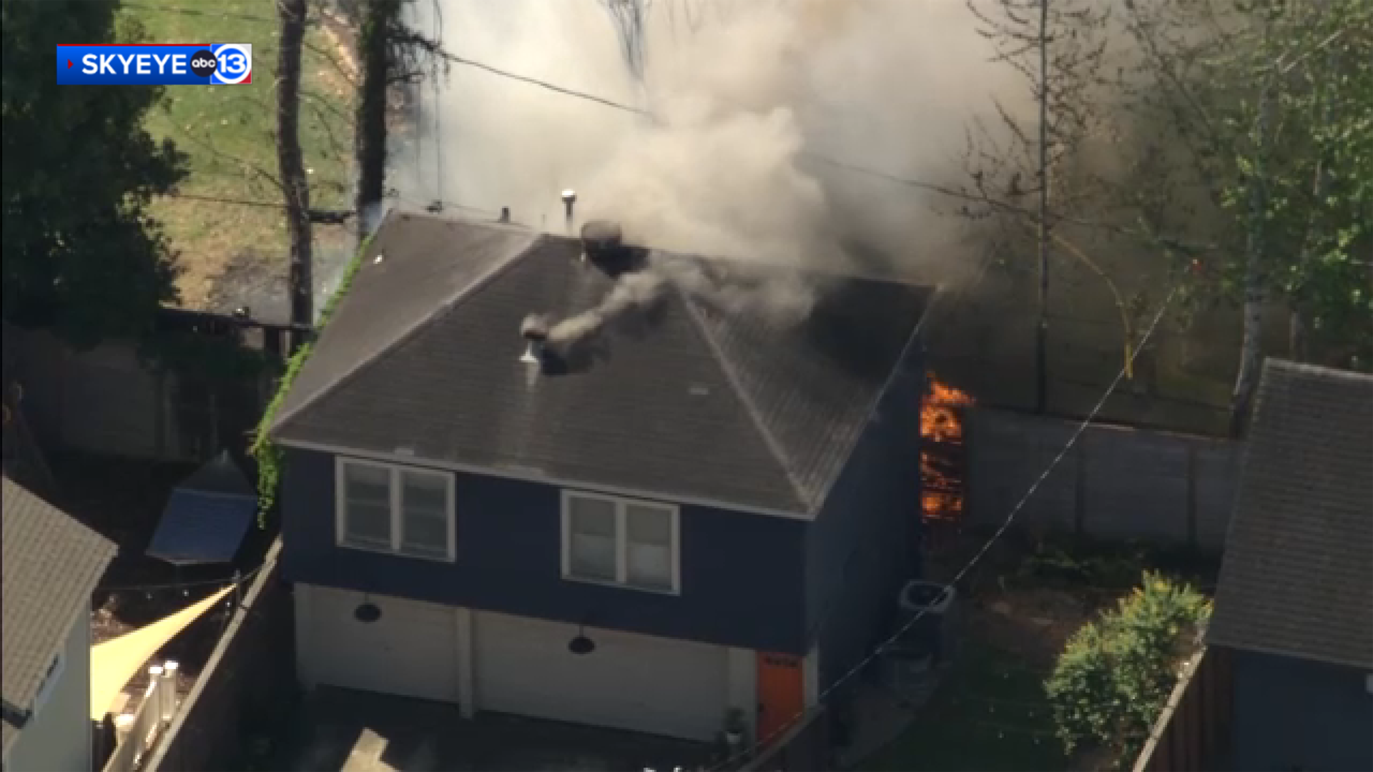 SkyEye shows HFD firefighters responding to house fire in Heights area