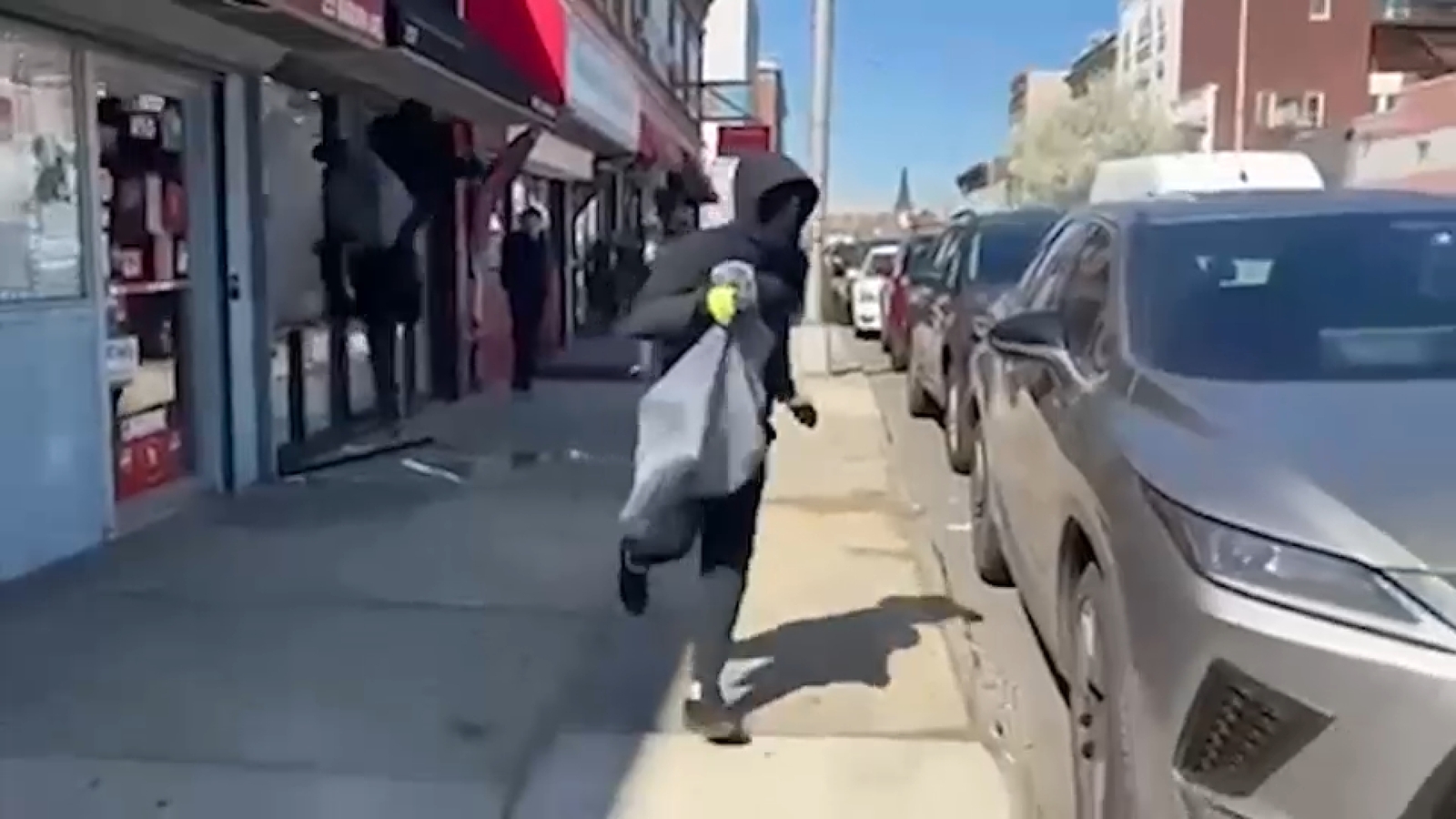 Police search for suspects in brazen jewelry store robbery in Perth Amboy, New Jersey