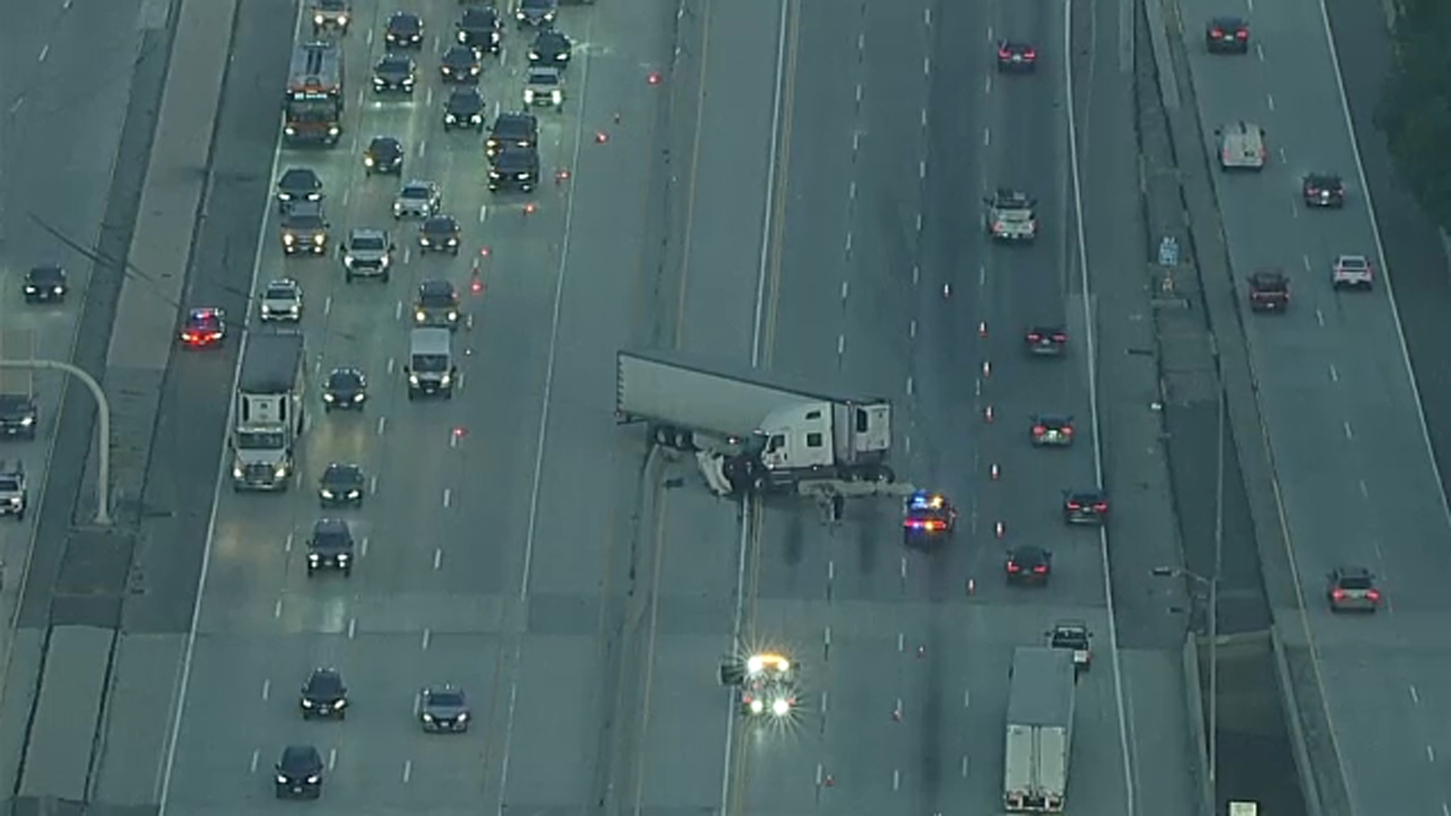Jackknifed big rig blocking both sides of 118 Freeway in Granada Hills ...