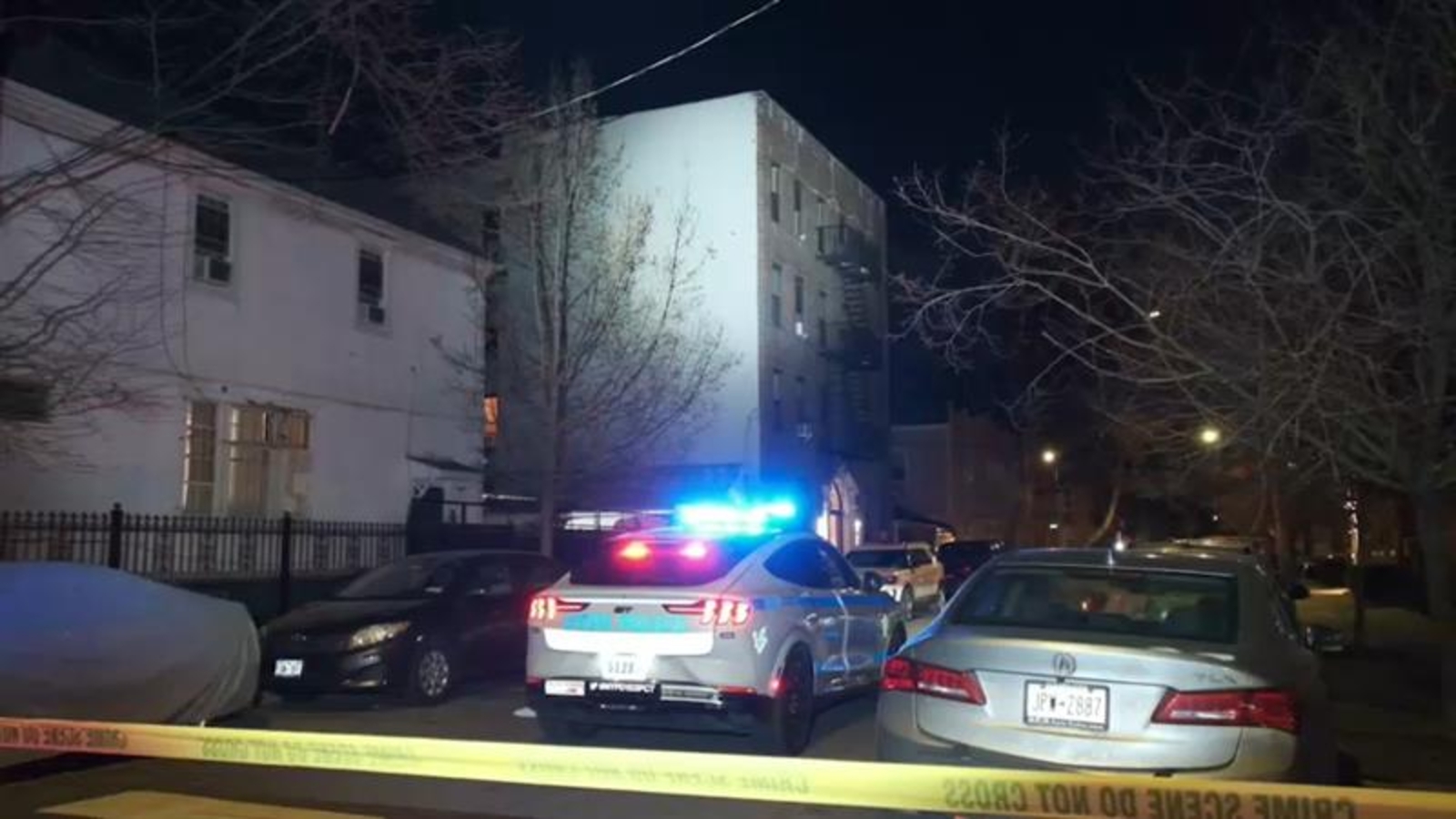 Мужчина смертельно ранен ножом в грудь, женщина ранена в квартире в Ричмонд-Хилле