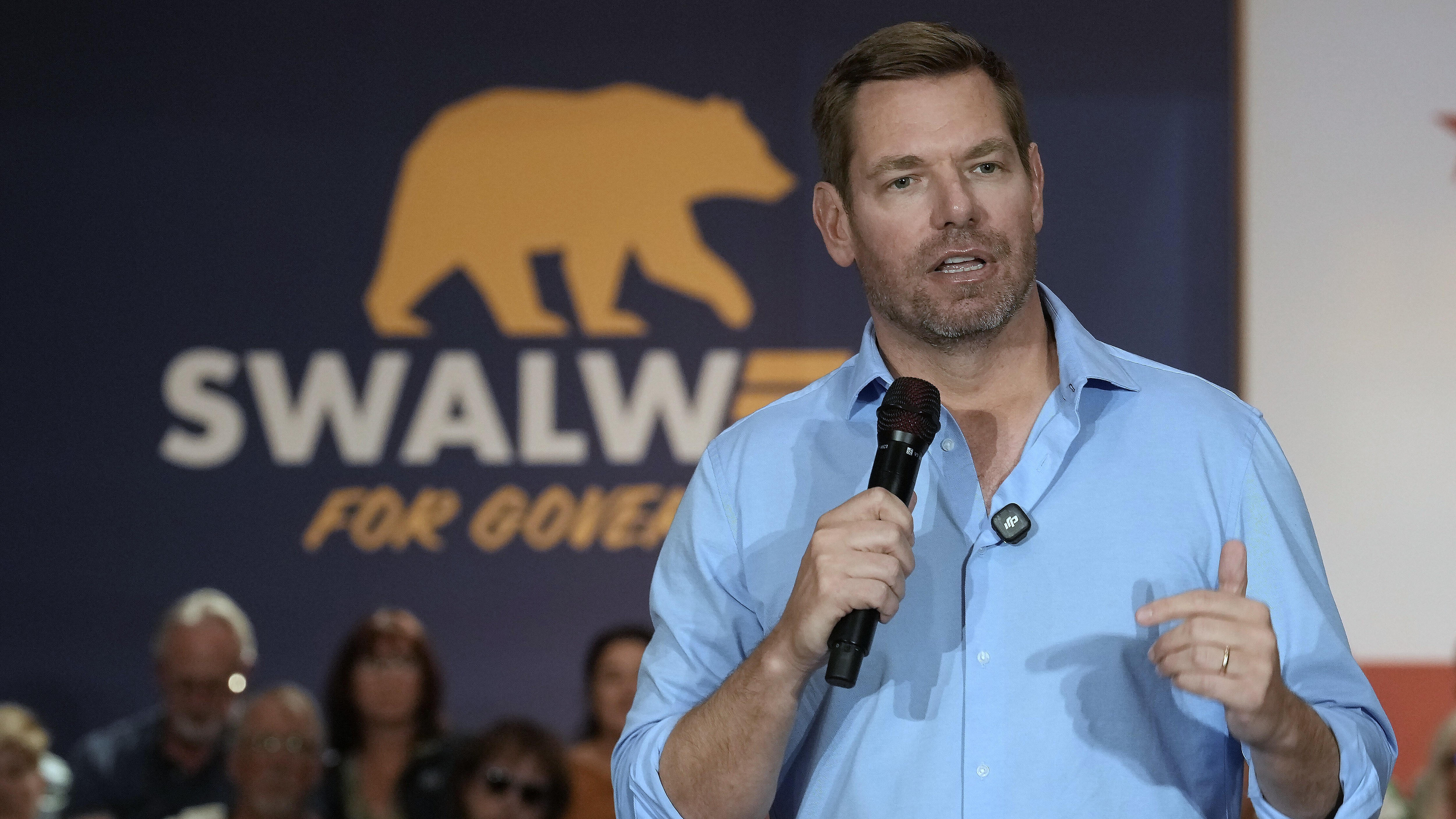 El candidato a la gubernatura de California, el representante demócrata Eric Swalwell, en una asamblea pública en Sacramento, California, el martes 7 de abril de 2026.