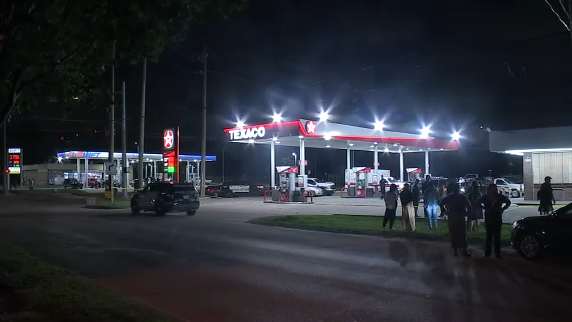 Police searching for suspect after man killed outside gas station: HPD