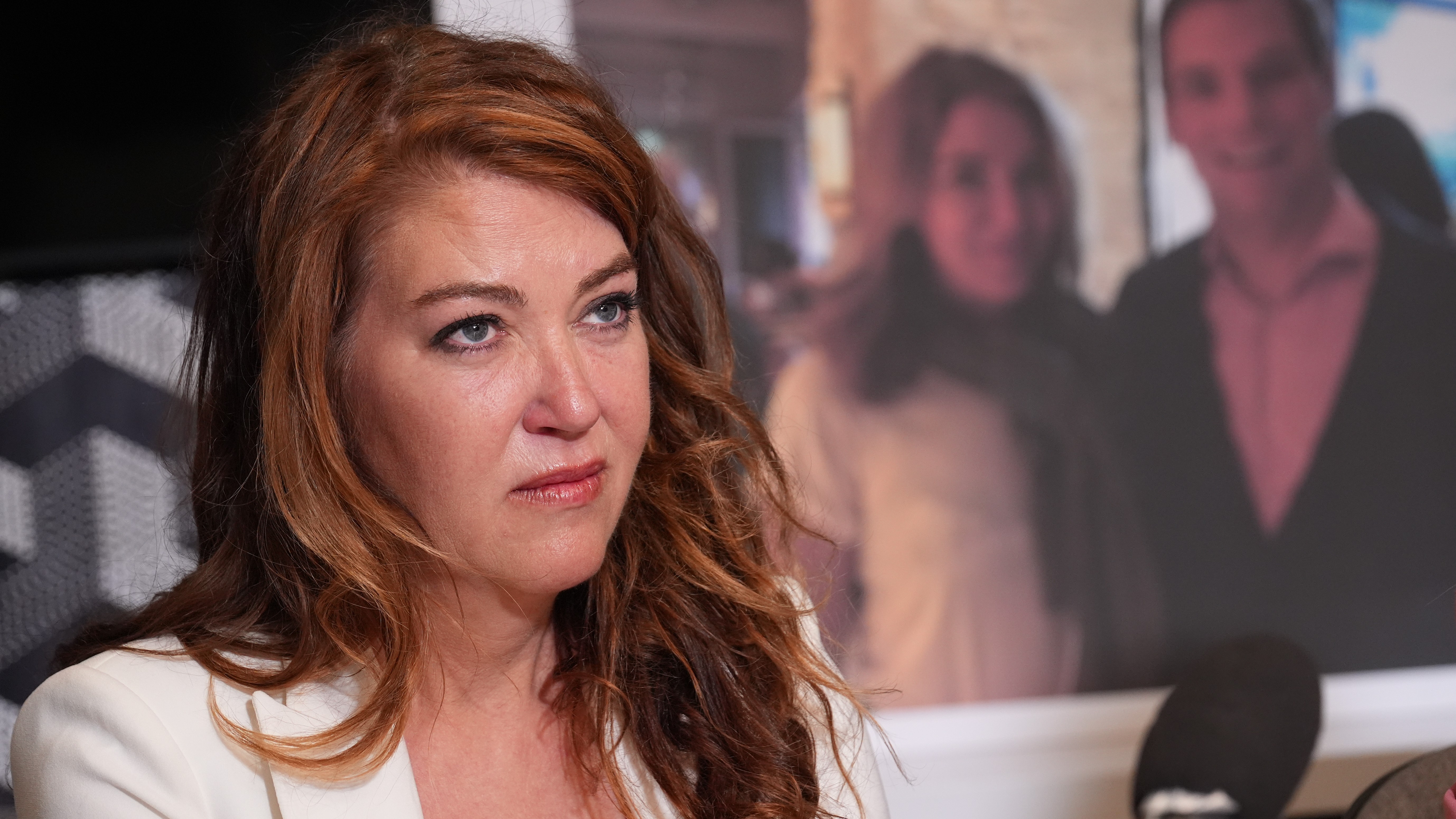 Lonna Drewes en una conferencia de prensa en Beverly Hills, el 14 de abril de 2026, para detallar acusaciones de conducta sexual inapropiada contra el congresista Eric Swalwell.