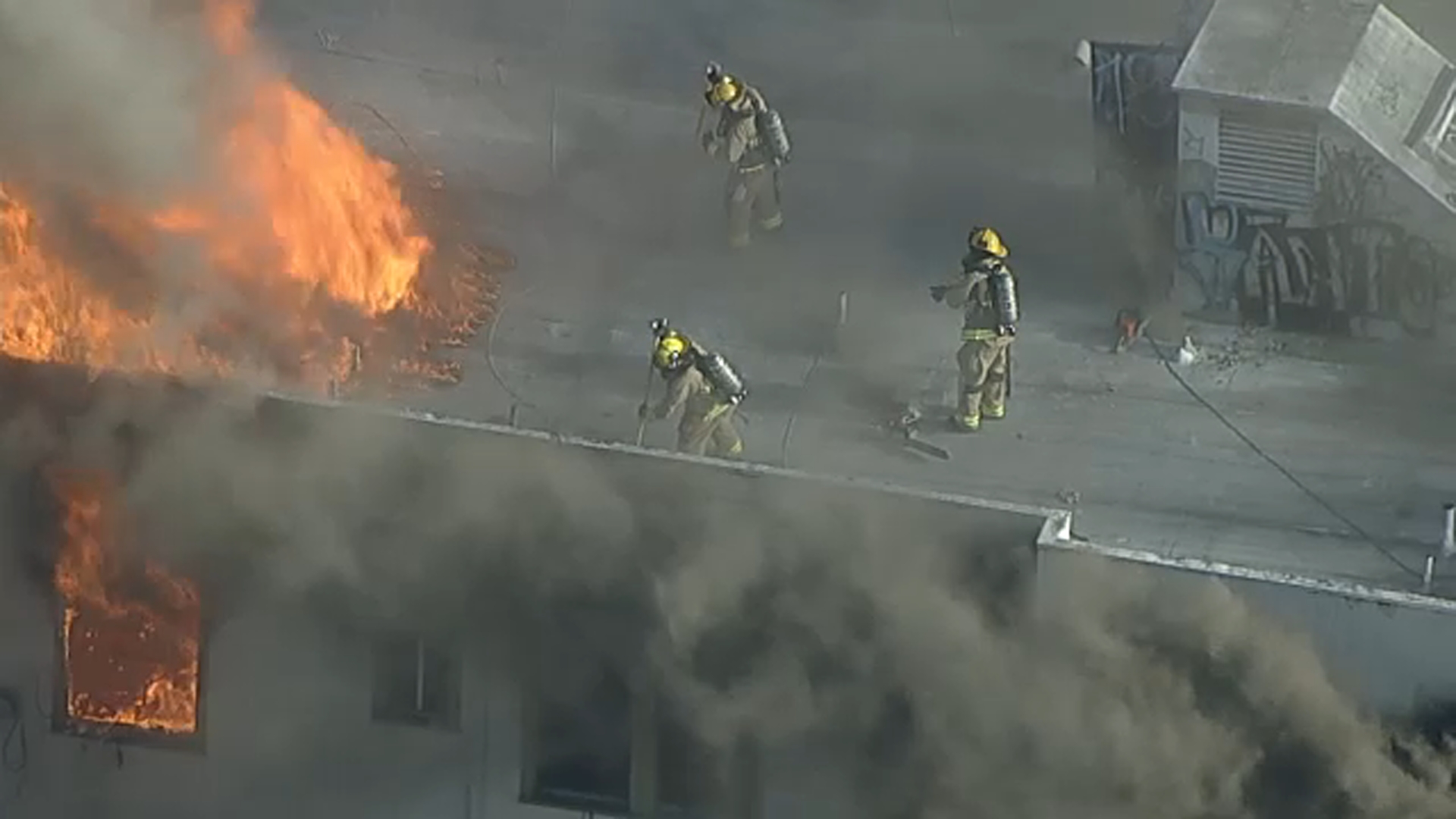 Flames tear through roof of 3-story vacant apartment building in Koreatown