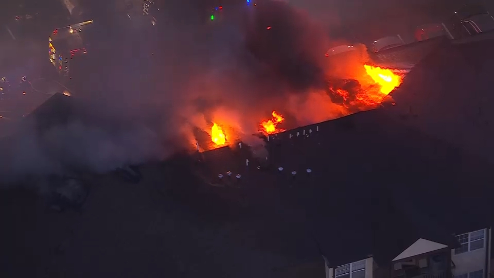 Fire tears through apartment complex in Woodbridge, New Jersey - ABC7 ...