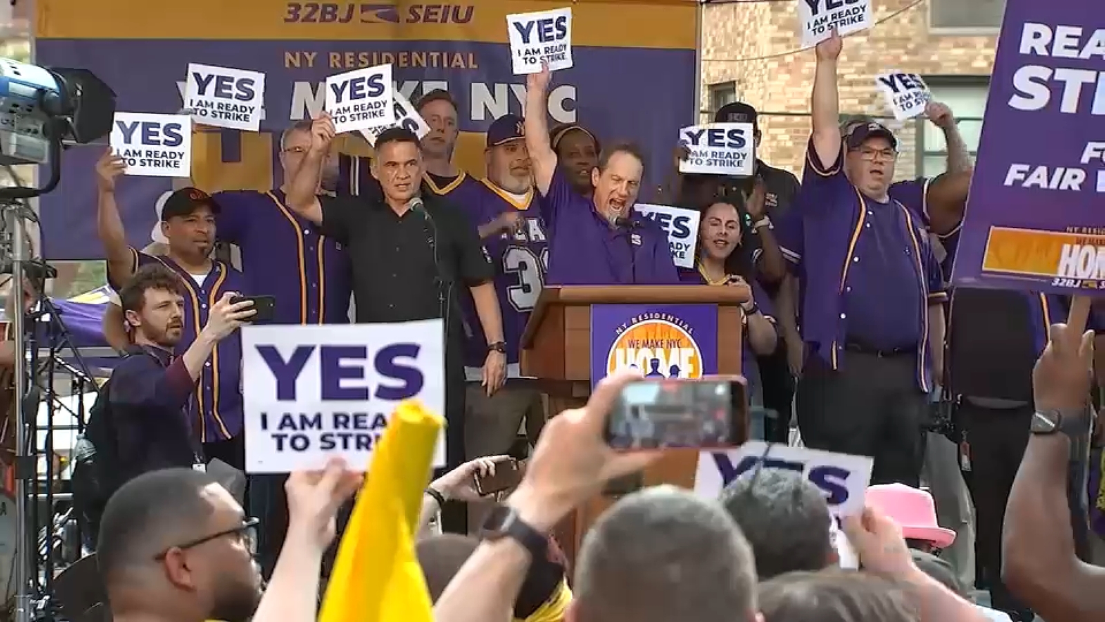 New York City building workers' union reaches tentative agreement to avert strike