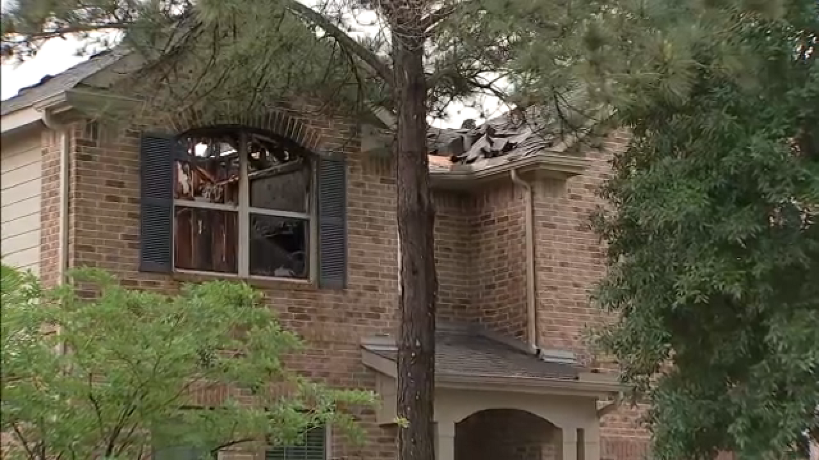 Lightning strikes house, starting fire during storm in northeast Houston, HFD officials say