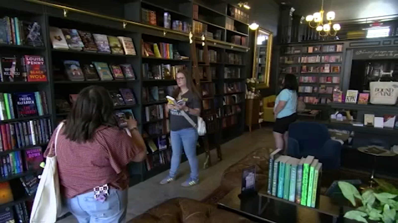 Book Crawl brings communities, store owners together to celebrate Independent Bookstore Day