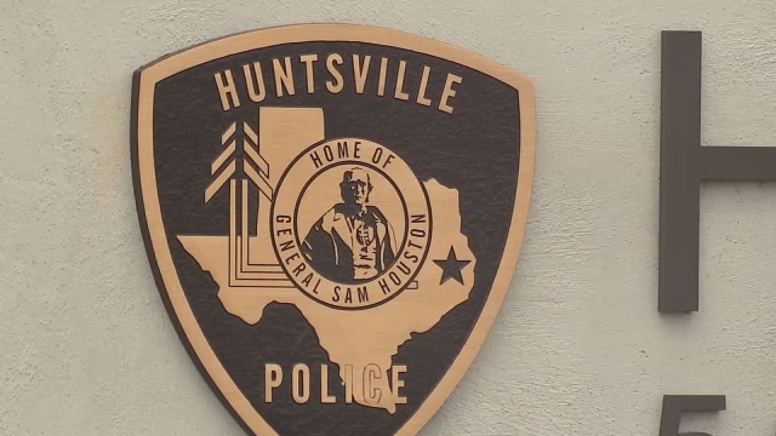 Man taken into custody after standoff with police in Huntsville Walmart parking lot, officials say