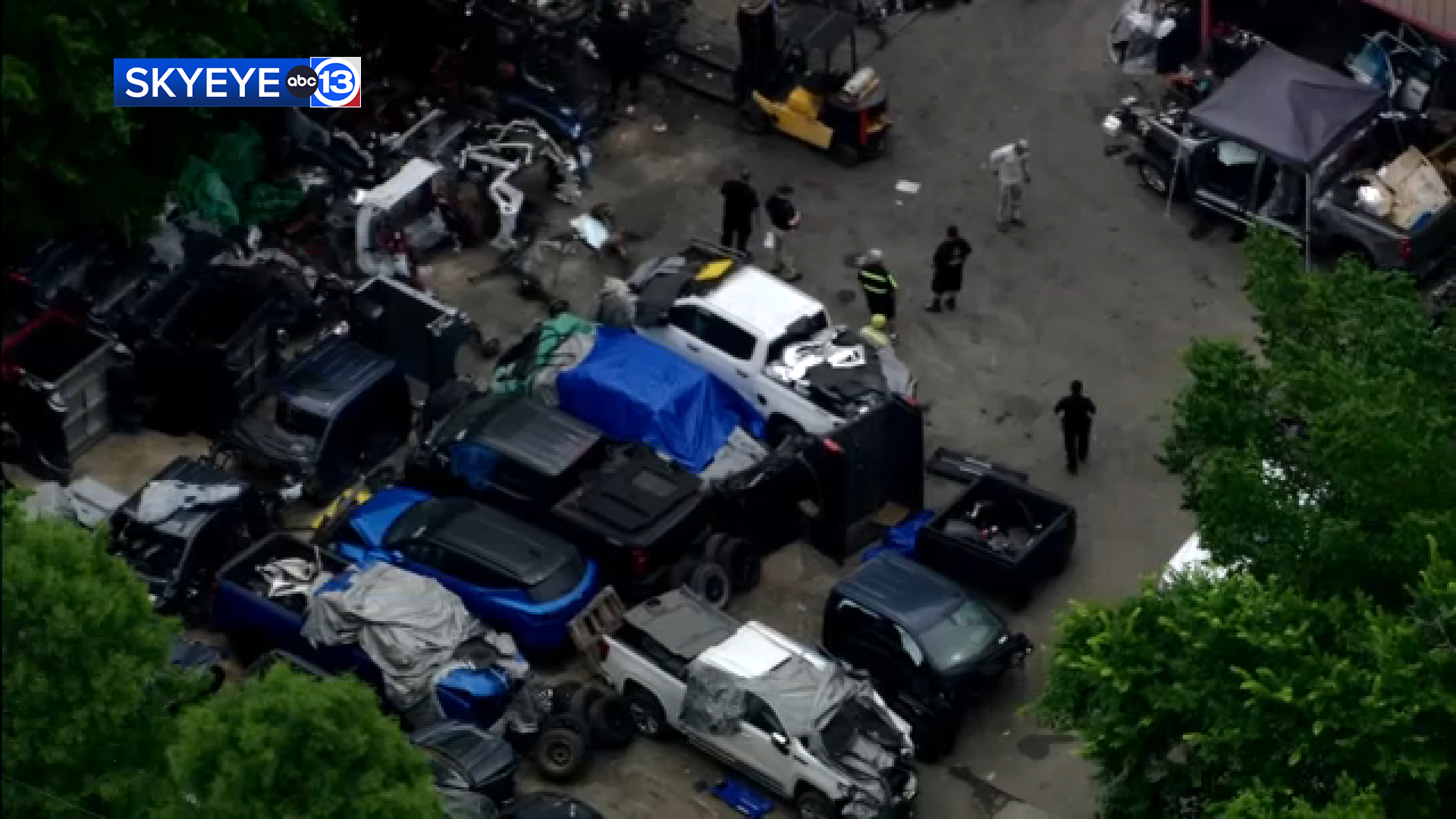 SkyEye13 was over the scene in Missouri City on Wednesday morning, with authorities investigating the "major auto chop shop operation."