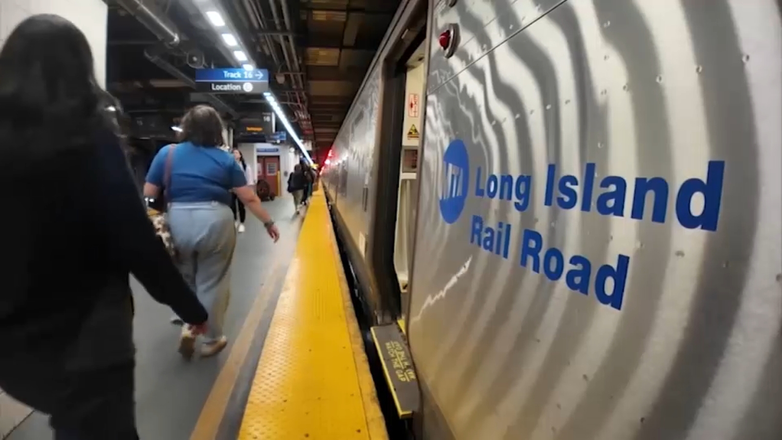 Union, MTA resume talks as LIRR strike threat looms
