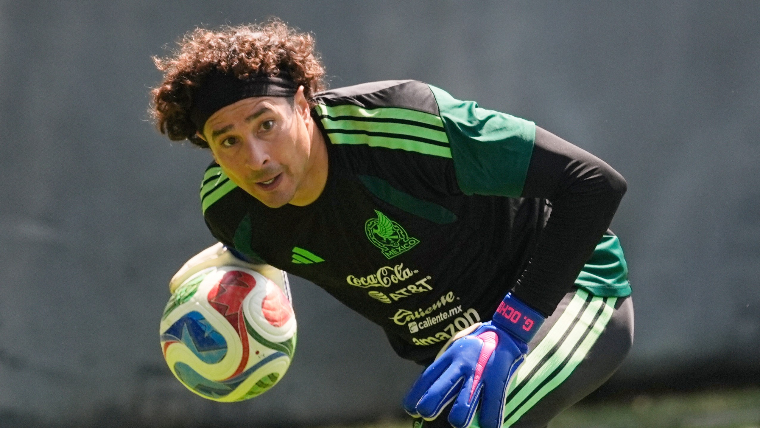 ARCHIVO - El arquero mexicano Guillermo Ochoa durante un entrenamiento de la selección nacional previo a un amistoso contra Portugal, el 26 de marzo de 2026, en Ciudad de México.