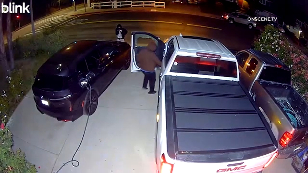 Suspects caught on video stealing Denali truck from West Hills home