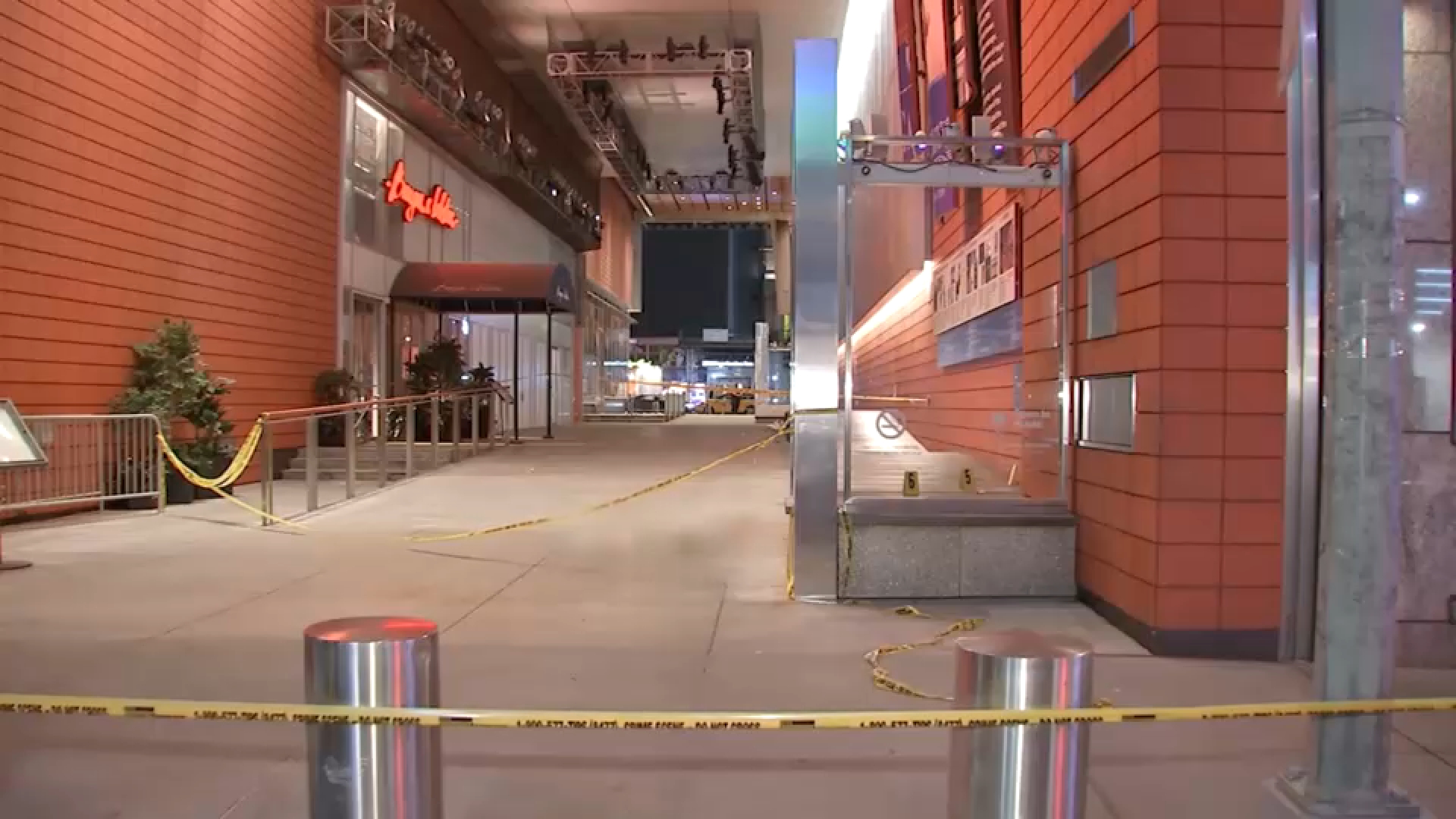 NYPD searching for suspects after man fatally stabbed in Manhattan's Theater District