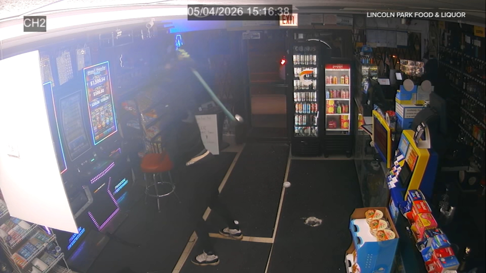 Video shows brazen burglary at Lincoln Park Food and Liquor storeVideo shows a group of burglars break into a liquor store on Chicago's North Side.