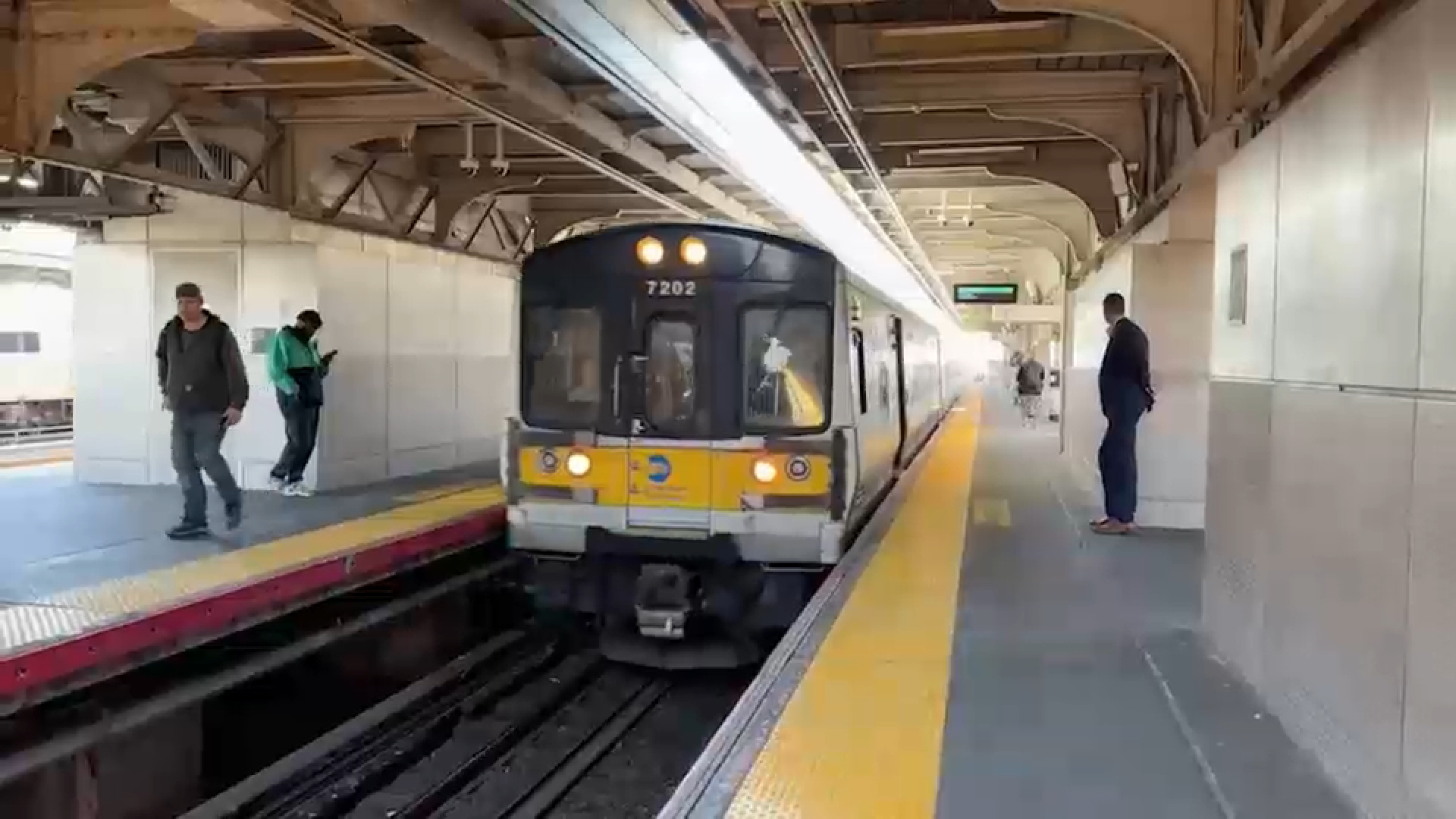 MTA meets with LIRR as strike looms over wage increases