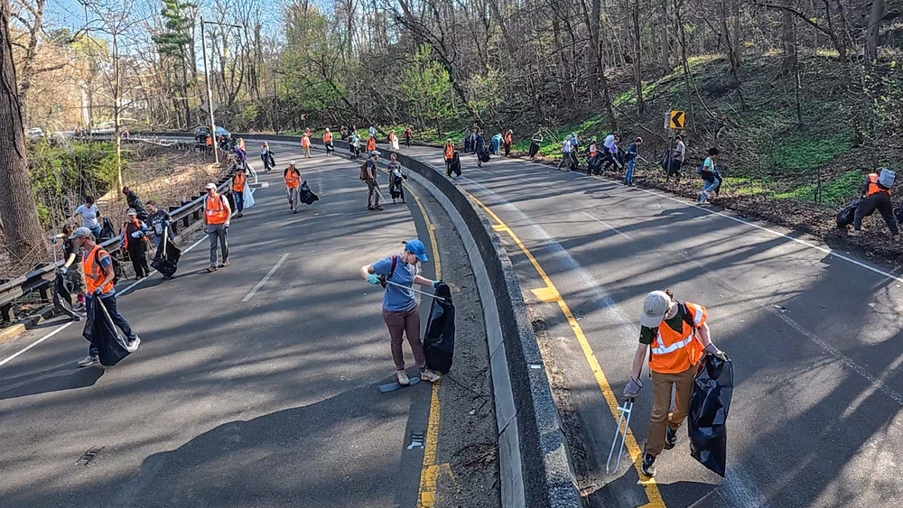 Watch 100+ volunteers clear trash off Lincoln Drive in Philadelphia