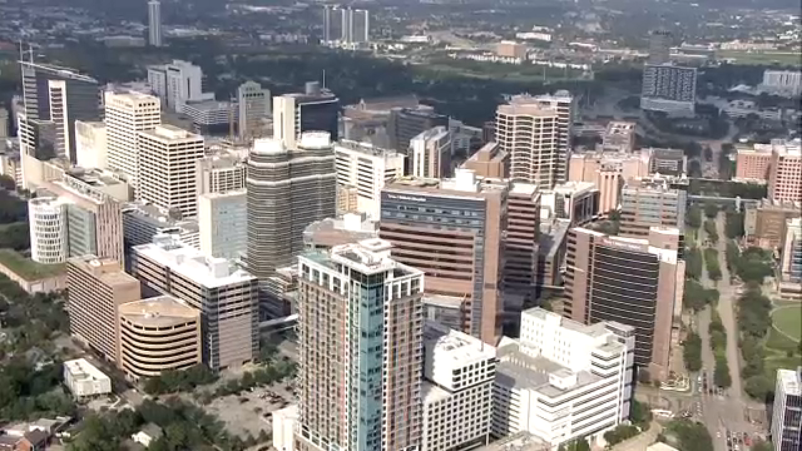 Employee found stabbed in Texas Medical Center parking garage: PDTexas Medical Center police said the Houston Methodist employee was rushed to the hospital after she was found stabbed in her car in the parking garage.
