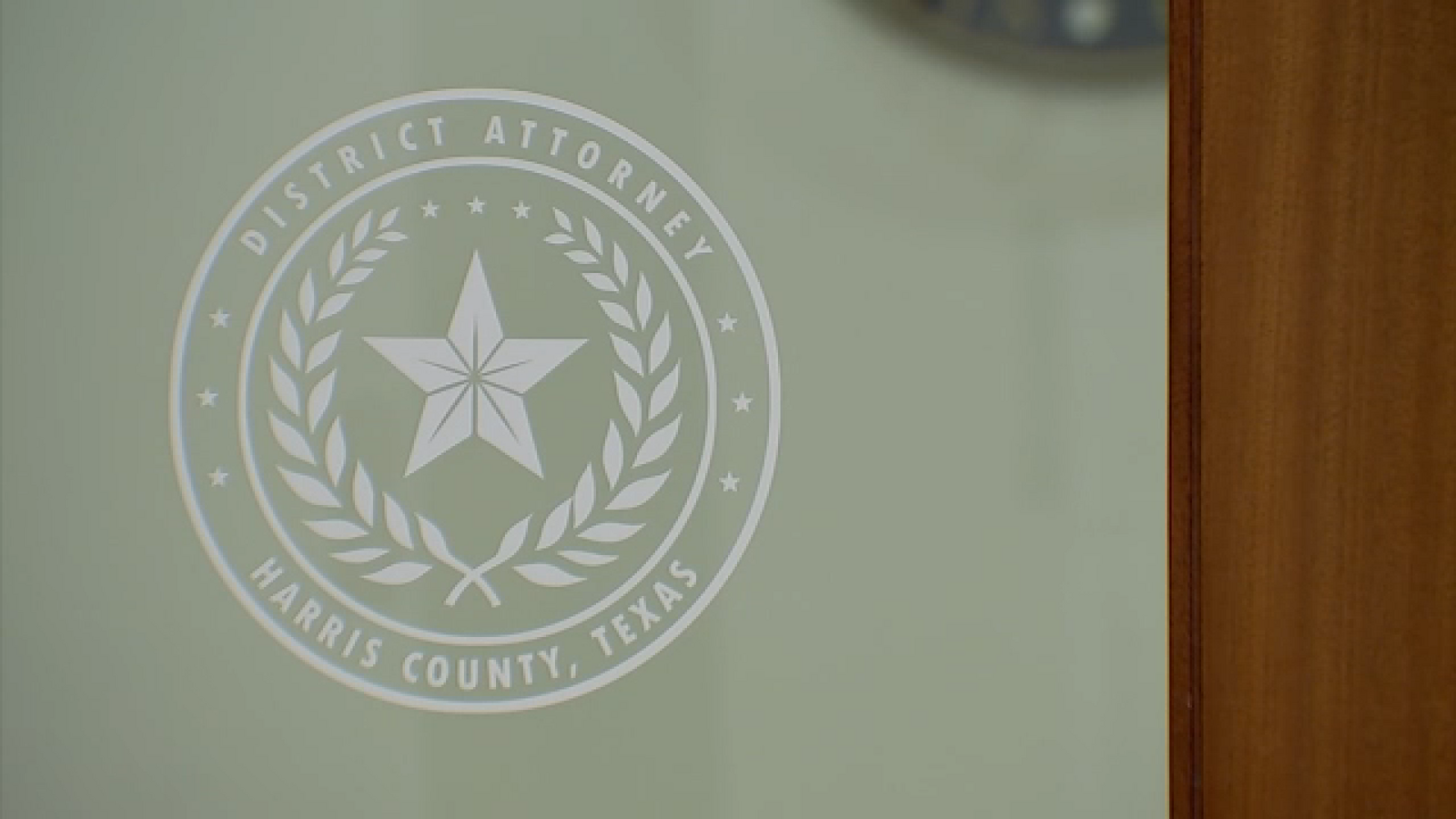 Man accused of burglarizing funeral home, impersonating investigator