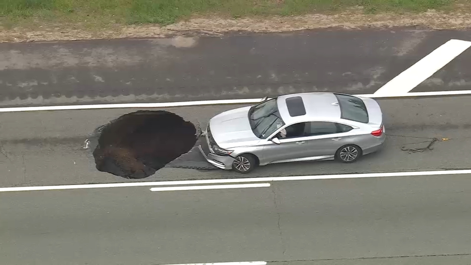 Large sinkhole closes some lanes of LIE in Melville