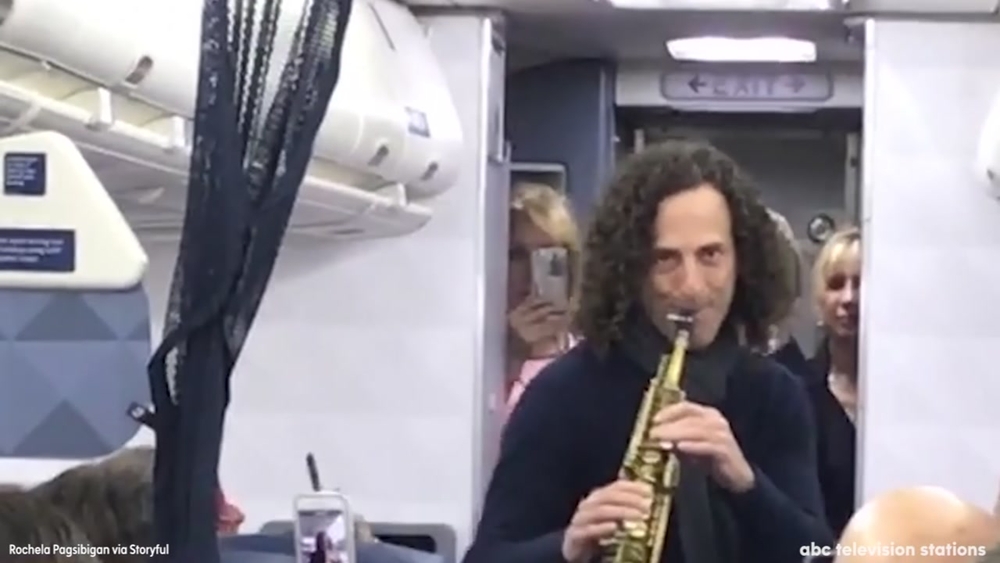 Kenny G serenades plane passengers