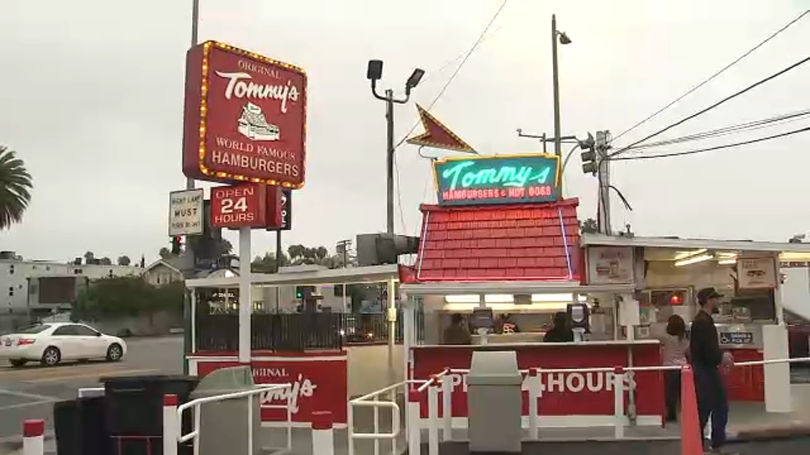 Original Tommy's marks 80th anniversary with 80-cent chili cheeseburgers - ABC7 Los Angeles