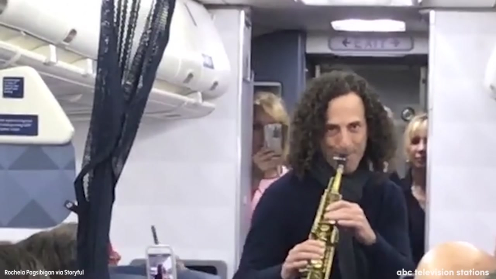 Saxophone player Kenny G performs impromptu performance on Delta flight